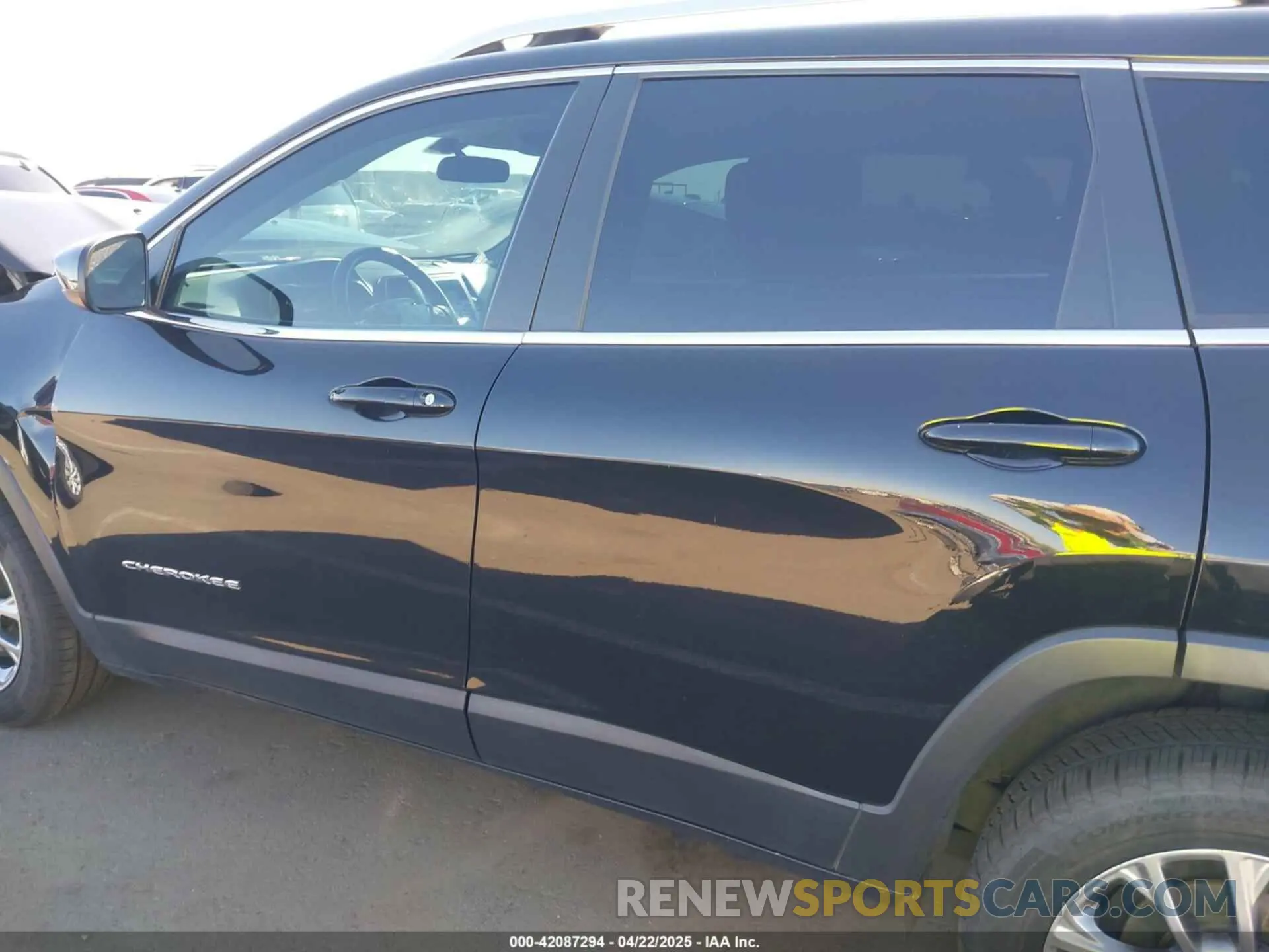 14 Photograph of a damaged car 1C4PJLLB9KD202938 JEEP CHEROKEE 2019