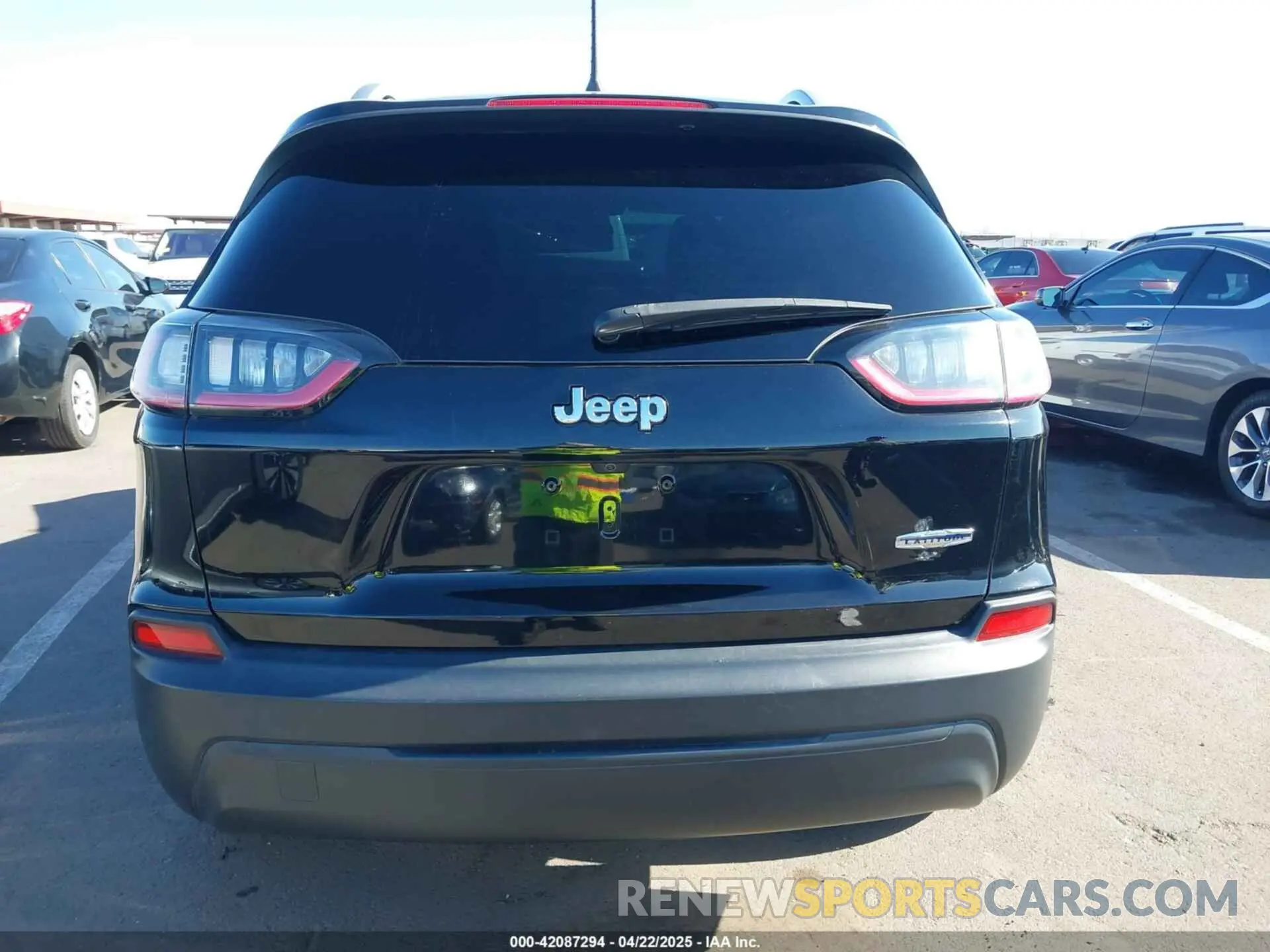 16 Photograph of a damaged car 1C4PJLLB9KD202938 JEEP CHEROKEE 2019