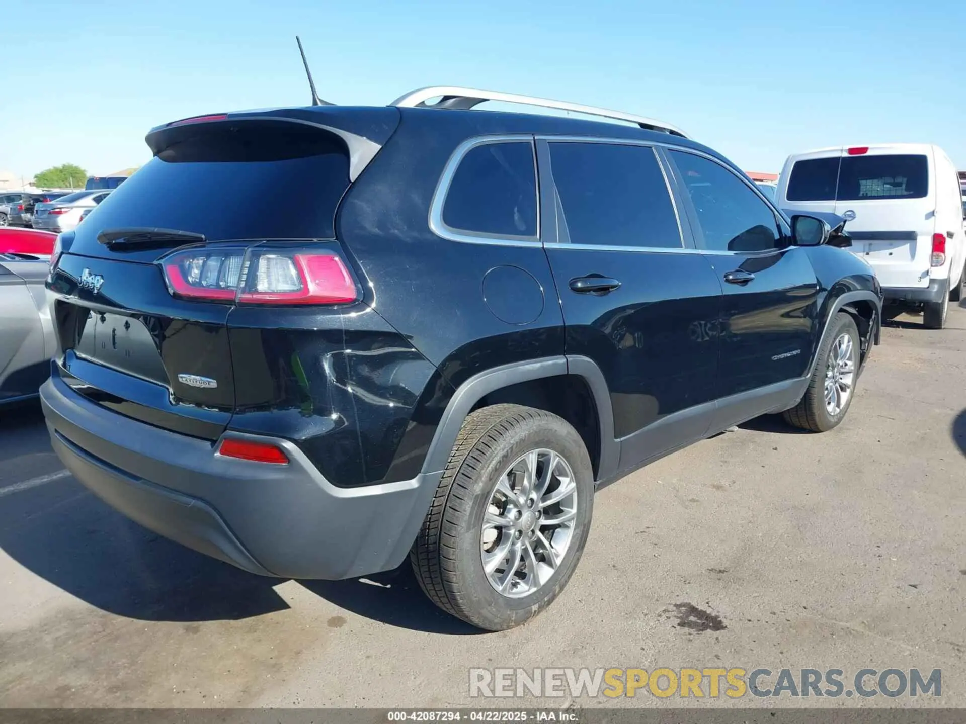 4 Photograph of a damaged car 1C4PJLLB9KD202938 JEEP CHEROKEE 2019