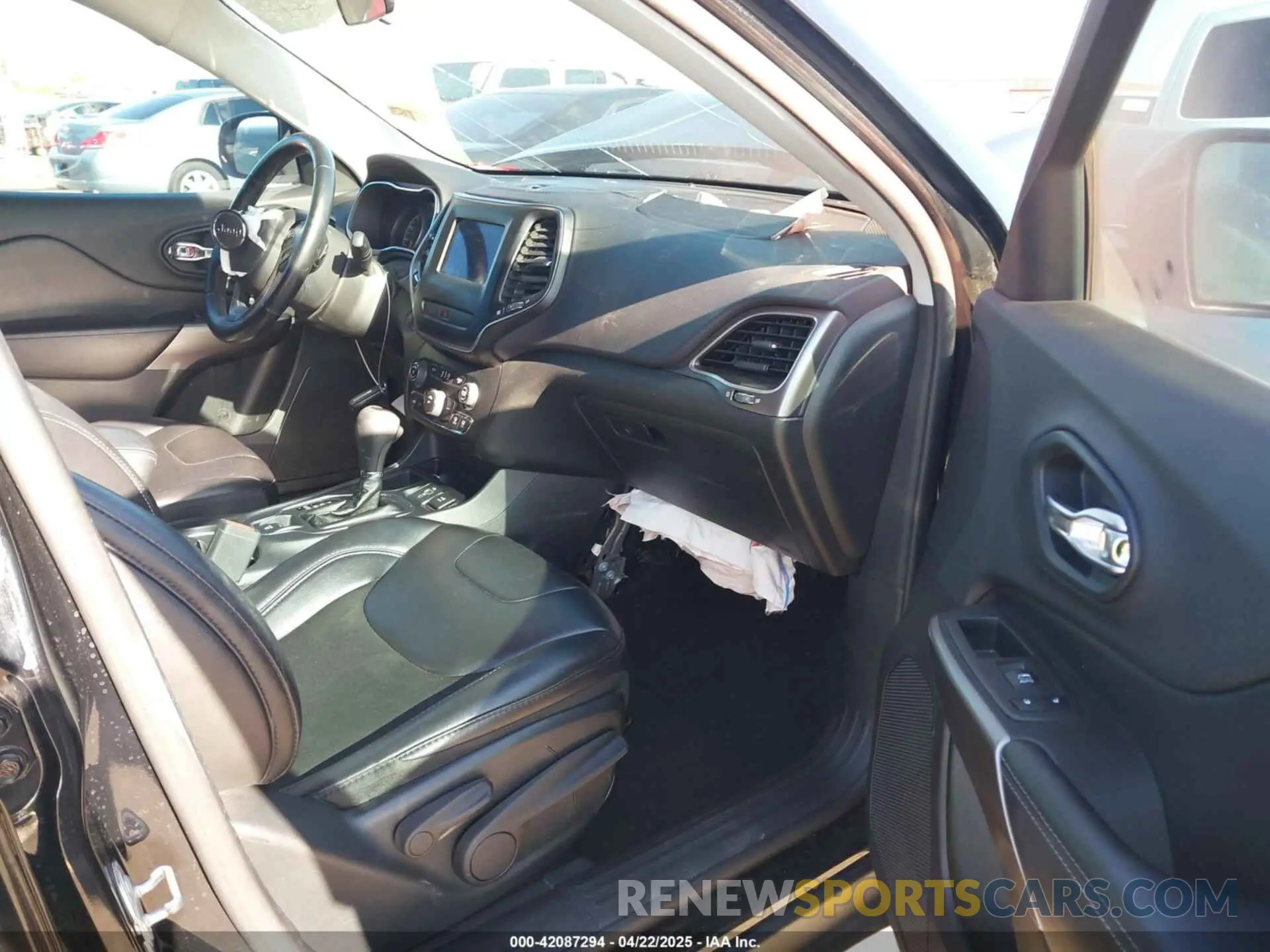 5 Photograph of a damaged car 1C4PJLLB9KD202938 JEEP CHEROKEE 2019