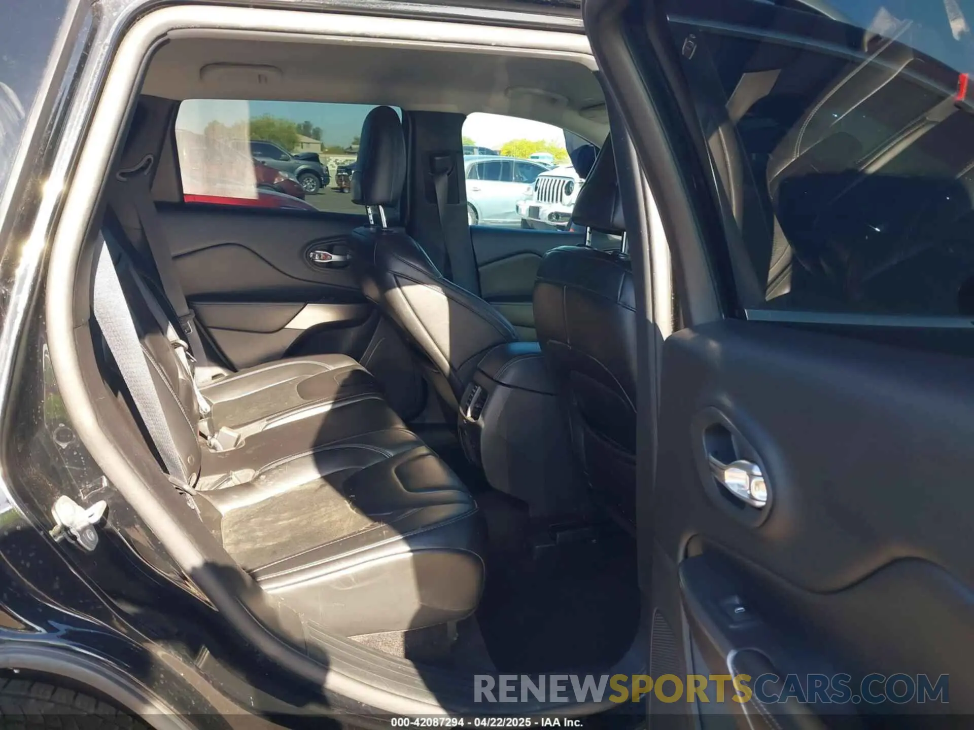 8 Photograph of a damaged car 1C4PJLLB9KD202938 JEEP CHEROKEE 2019