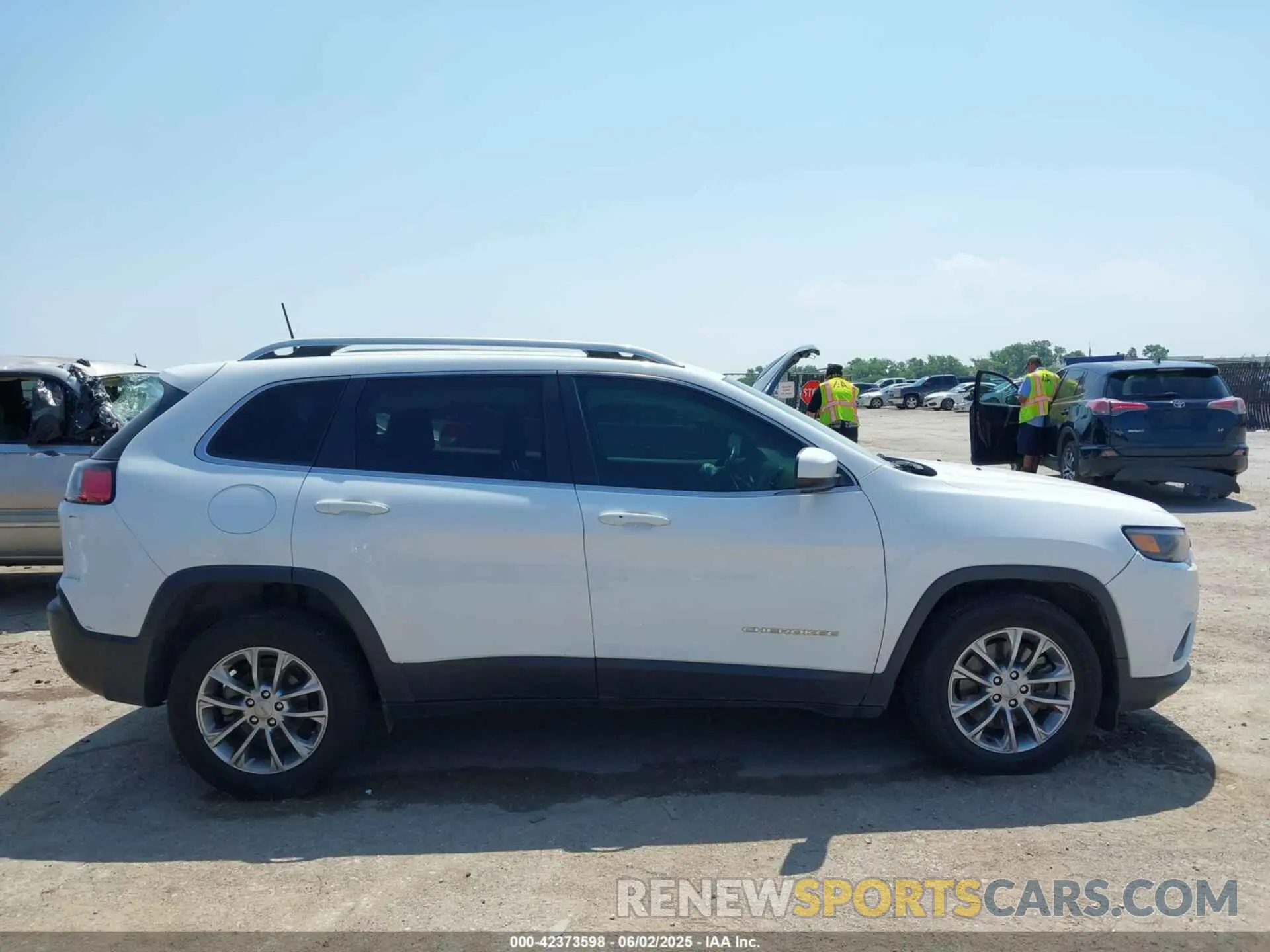 14 Photograph of a damaged car 1C4PJLLB9KD232828 JEEP CHEROKEE 2019