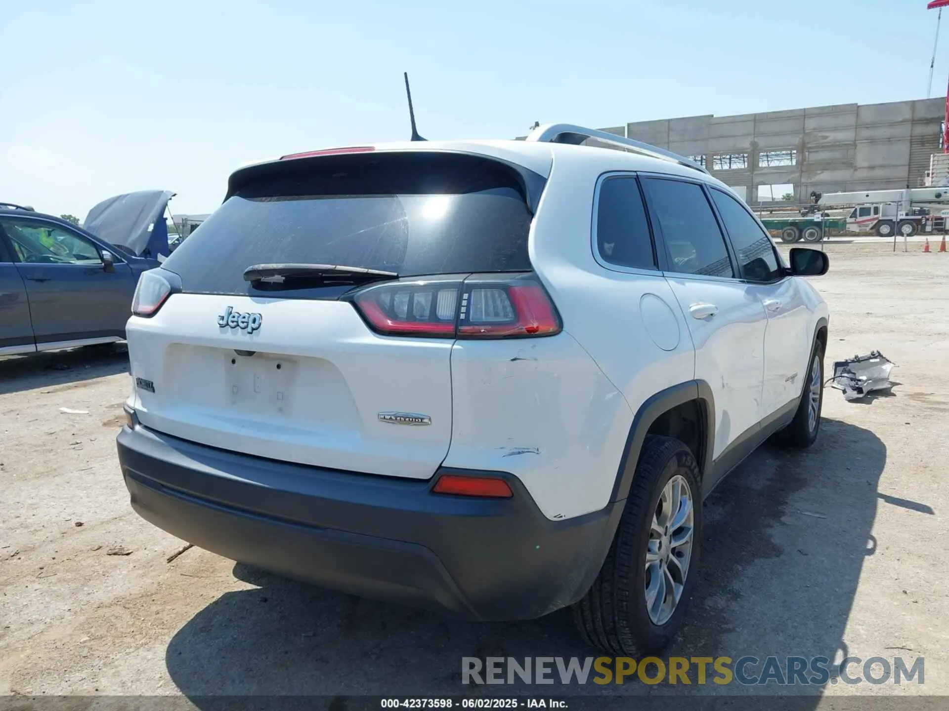4 Photograph of a damaged car 1C4PJLLB9KD232828 JEEP CHEROKEE 2019