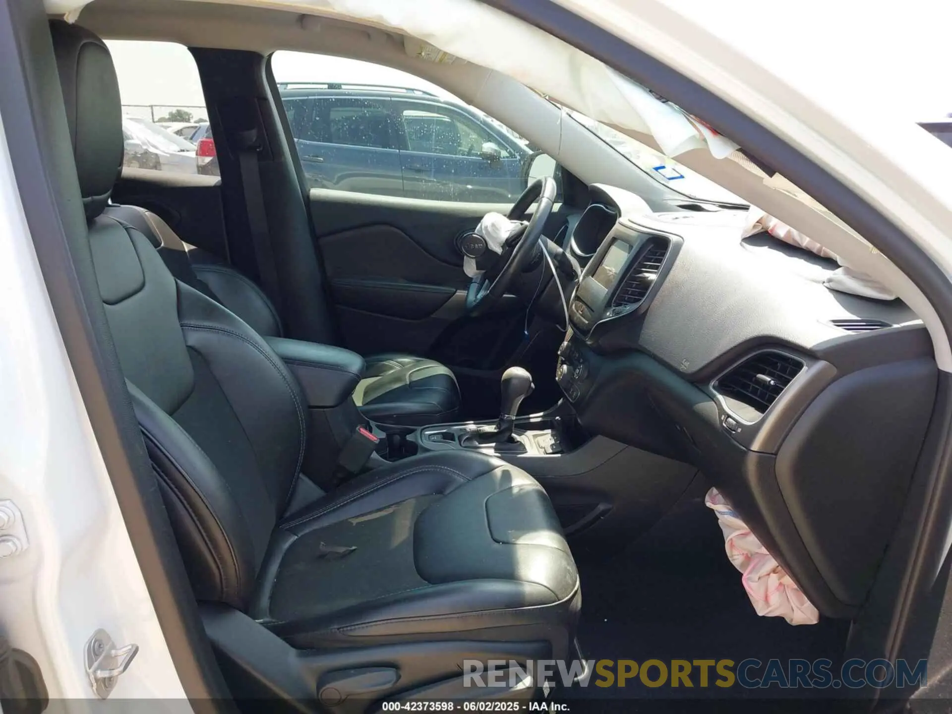 5 Photograph of a damaged car 1C4PJLLB9KD232828 JEEP CHEROKEE 2019