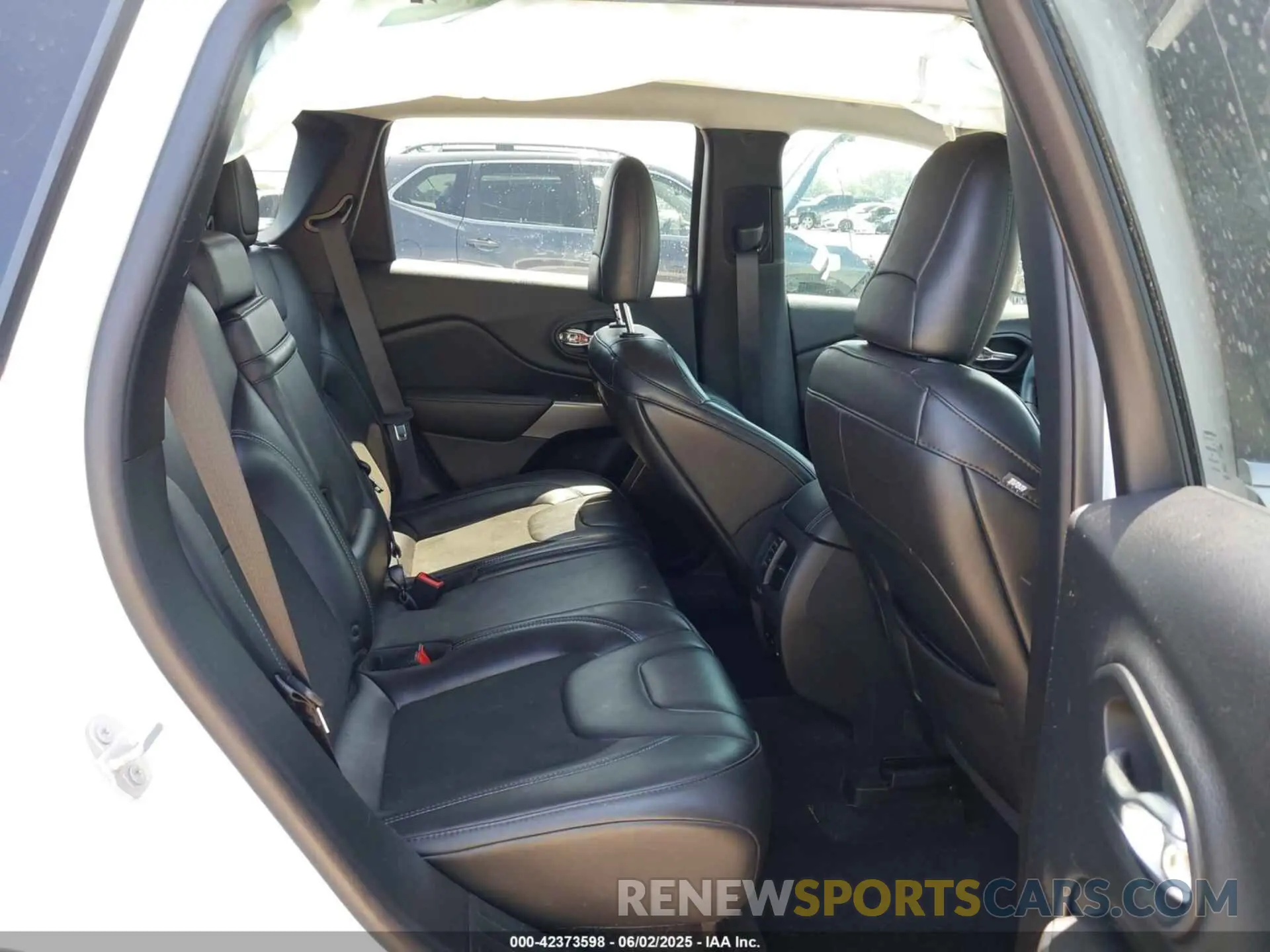 8 Photograph of a damaged car 1C4PJLLB9KD232828 JEEP CHEROKEE 2019