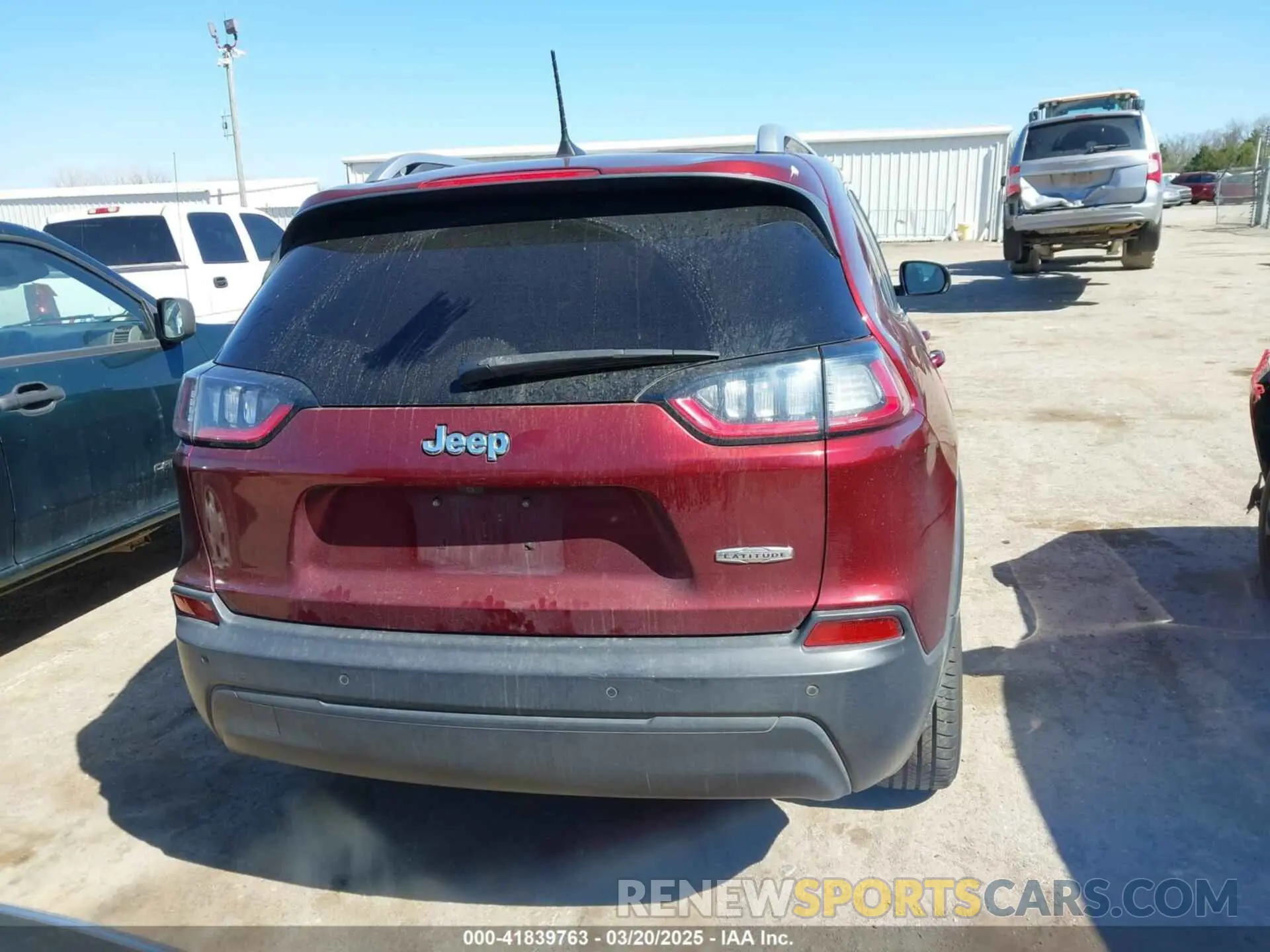 17 Photograph of a damaged car 1C4PJLLB9KD312906 JEEP CHEROKEE 2019