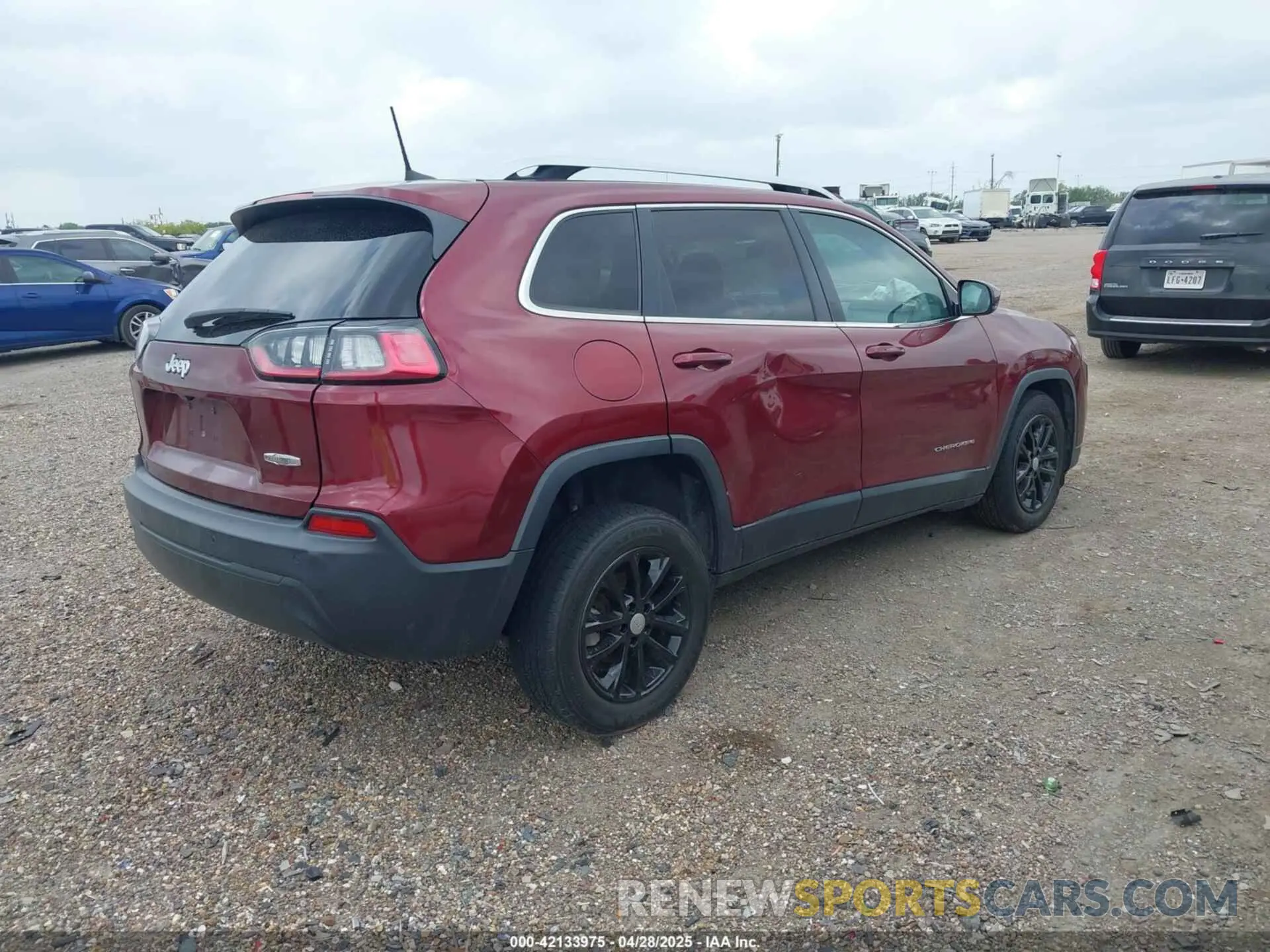 4 Photograph of a damaged car 1C4PJLLB9KD404257 JEEP CHEROKEE 2019