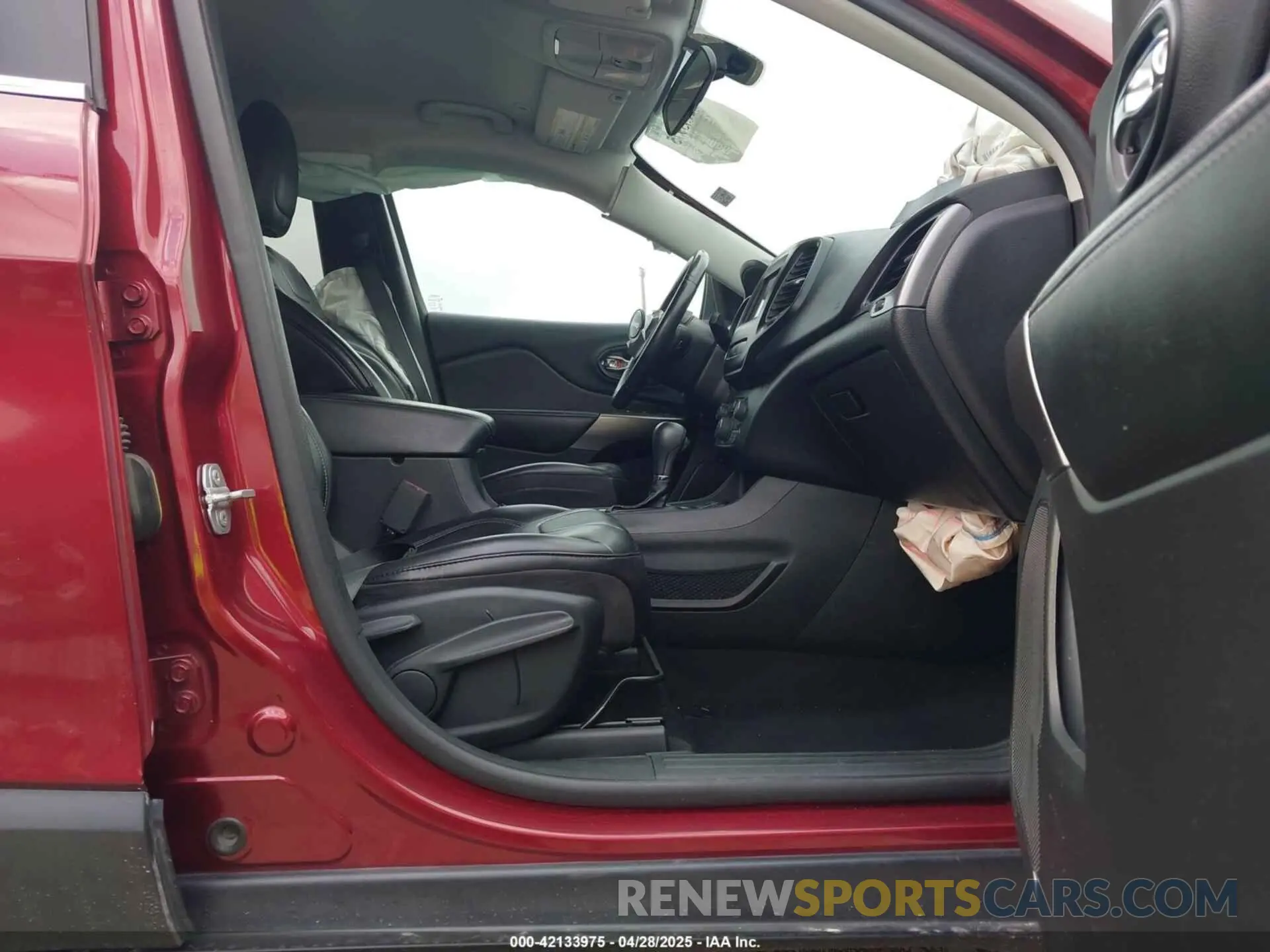 5 Photograph of a damaged car 1C4PJLLB9KD404257 JEEP CHEROKEE 2019