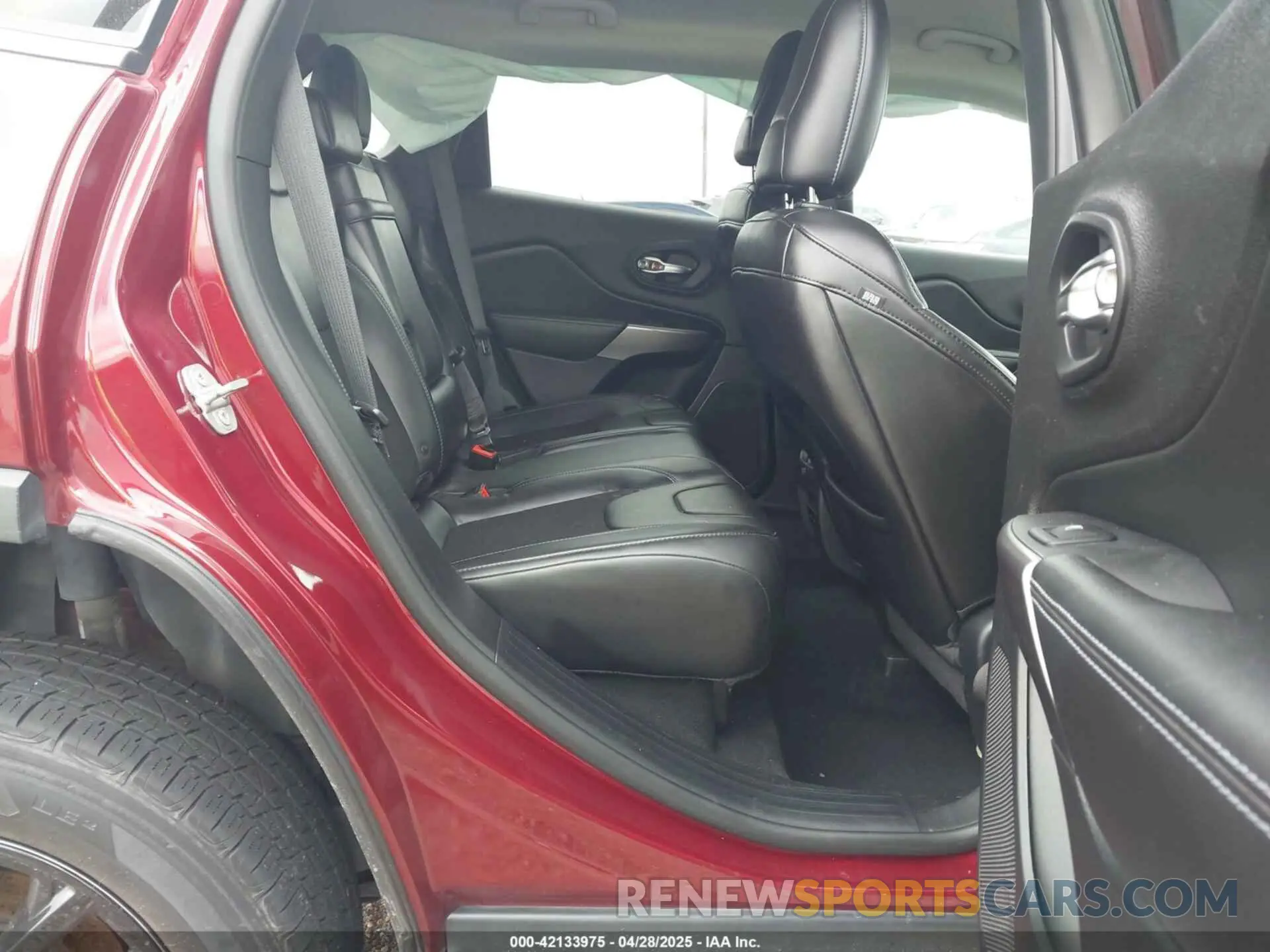 8 Photograph of a damaged car 1C4PJLLB9KD404257 JEEP CHEROKEE 2019