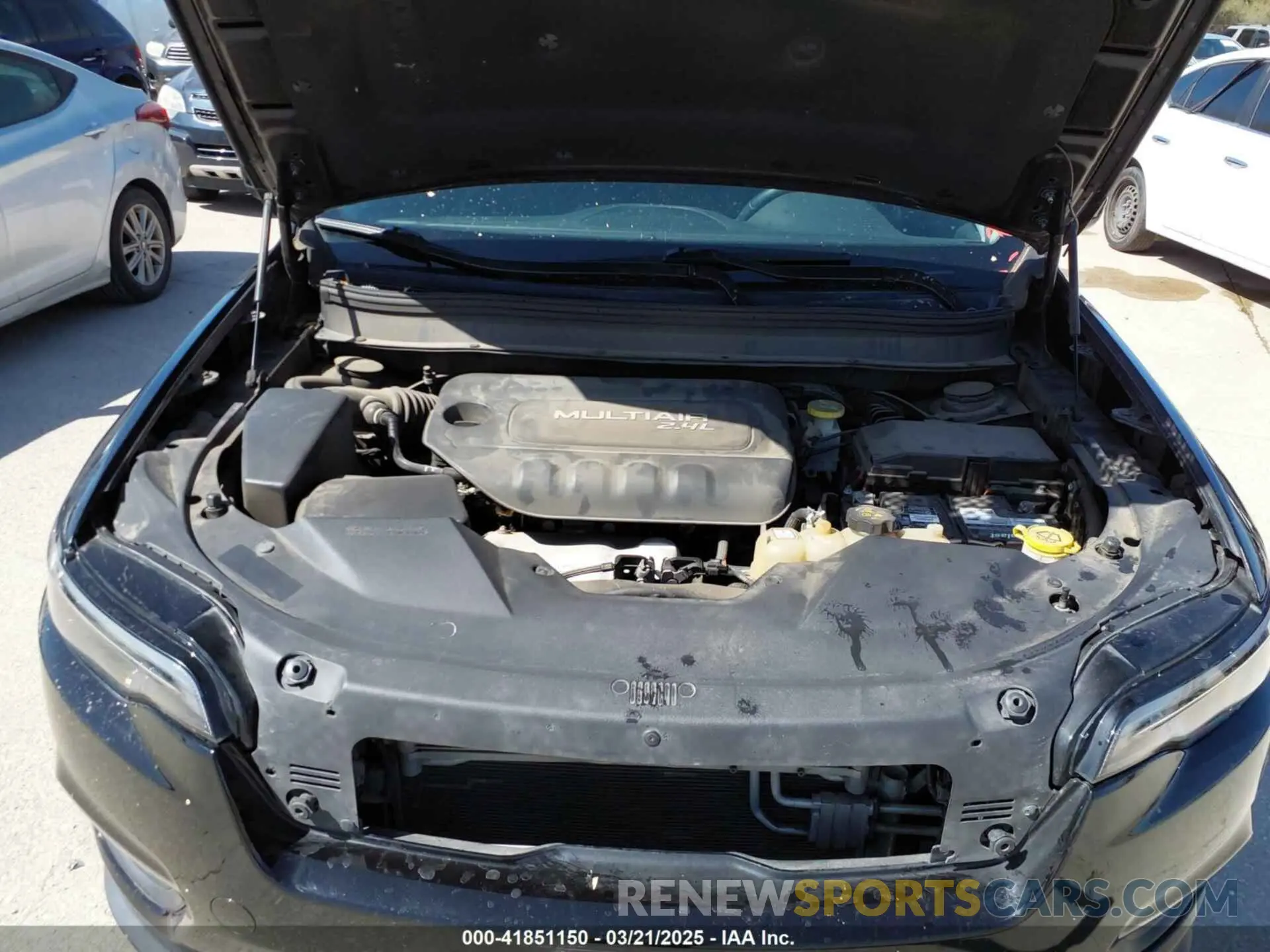 10 Photograph of a damaged car 1C4PJLLBXKD176124 JEEP CHEROKEE 2019