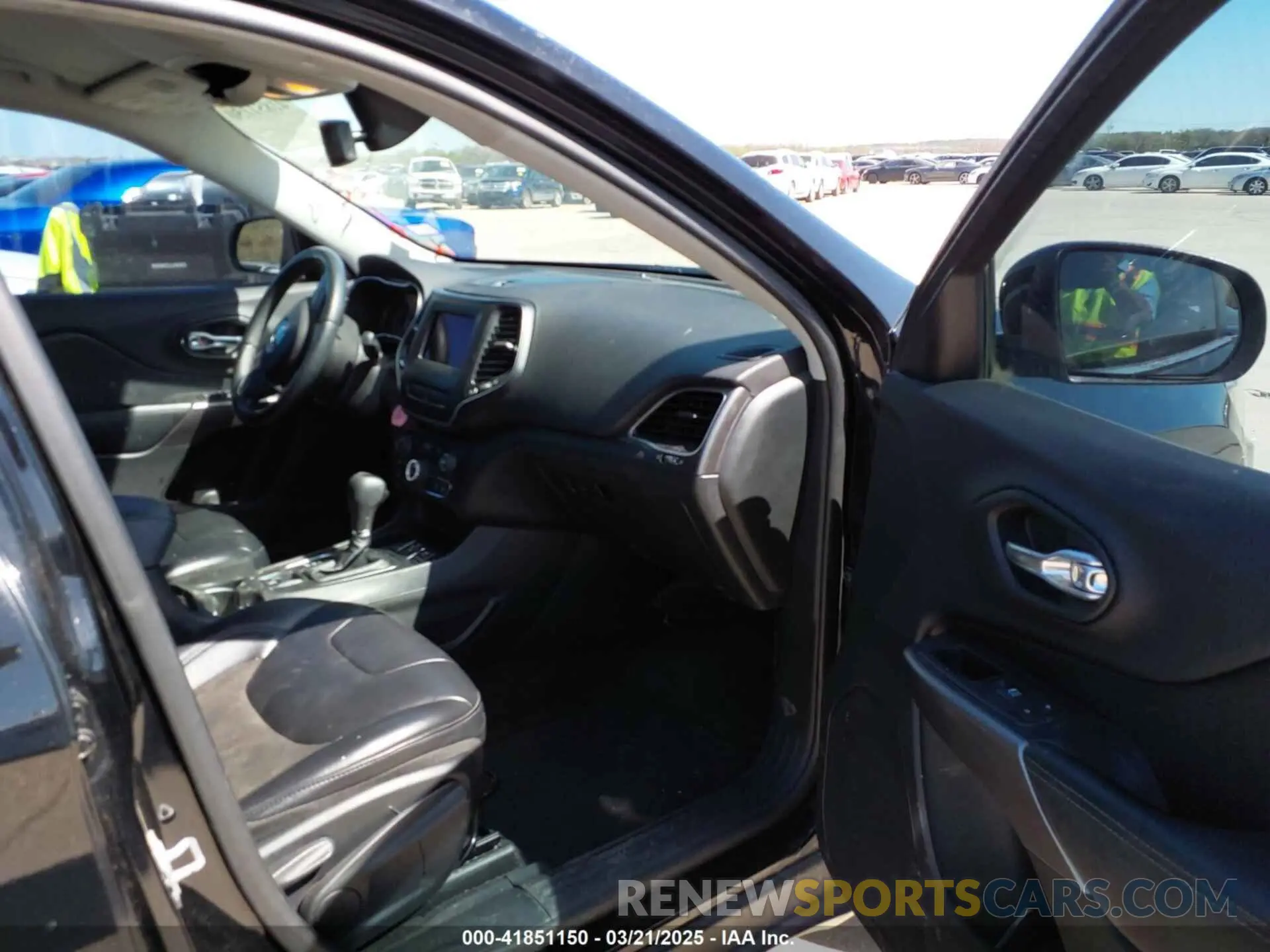 5 Photograph of a damaged car 1C4PJLLBXKD176124 JEEP CHEROKEE 2019