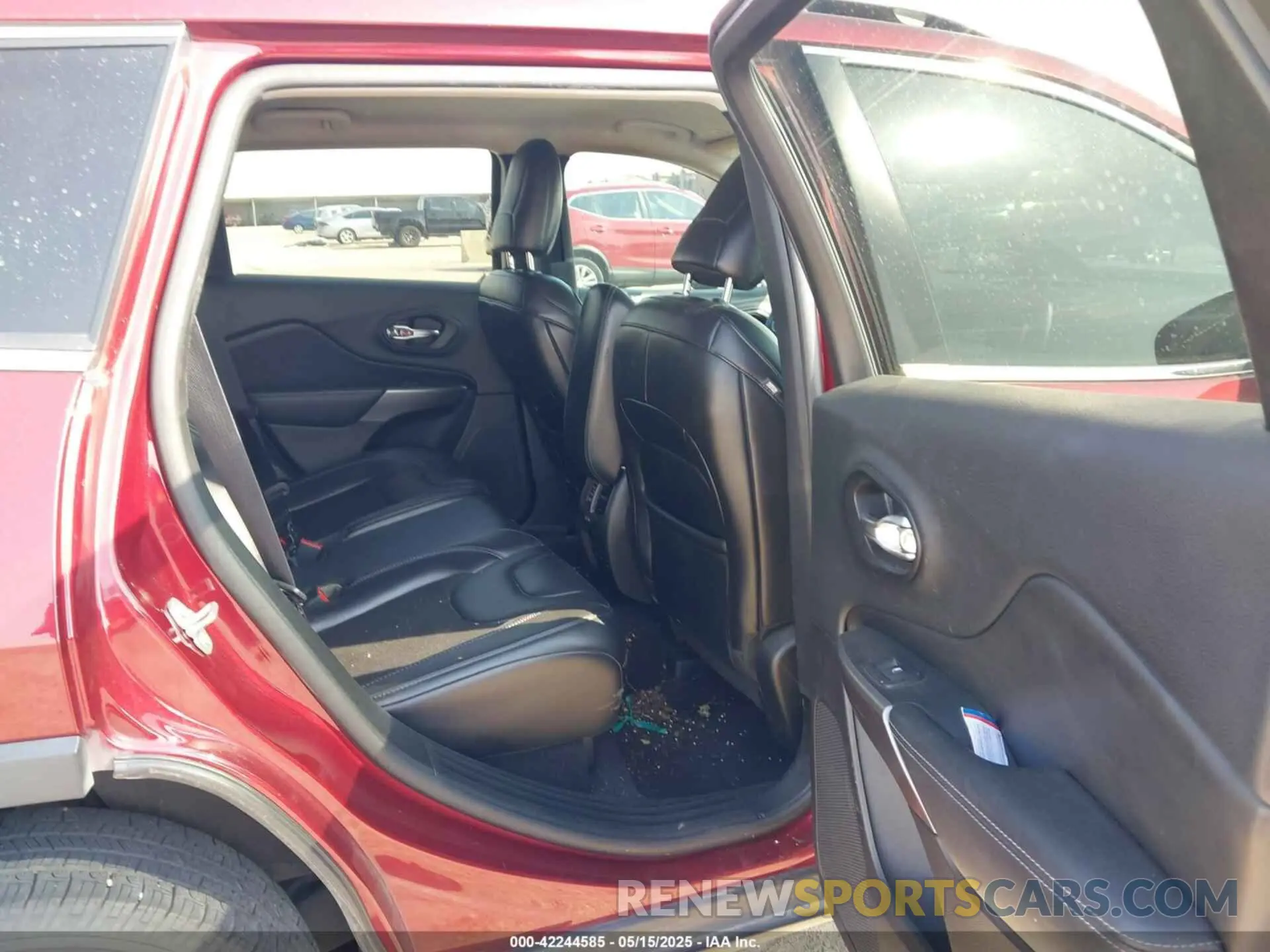 8 Photograph of a damaged car 1C4PJLLBXKD176673 JEEP CHEROKEE 2019