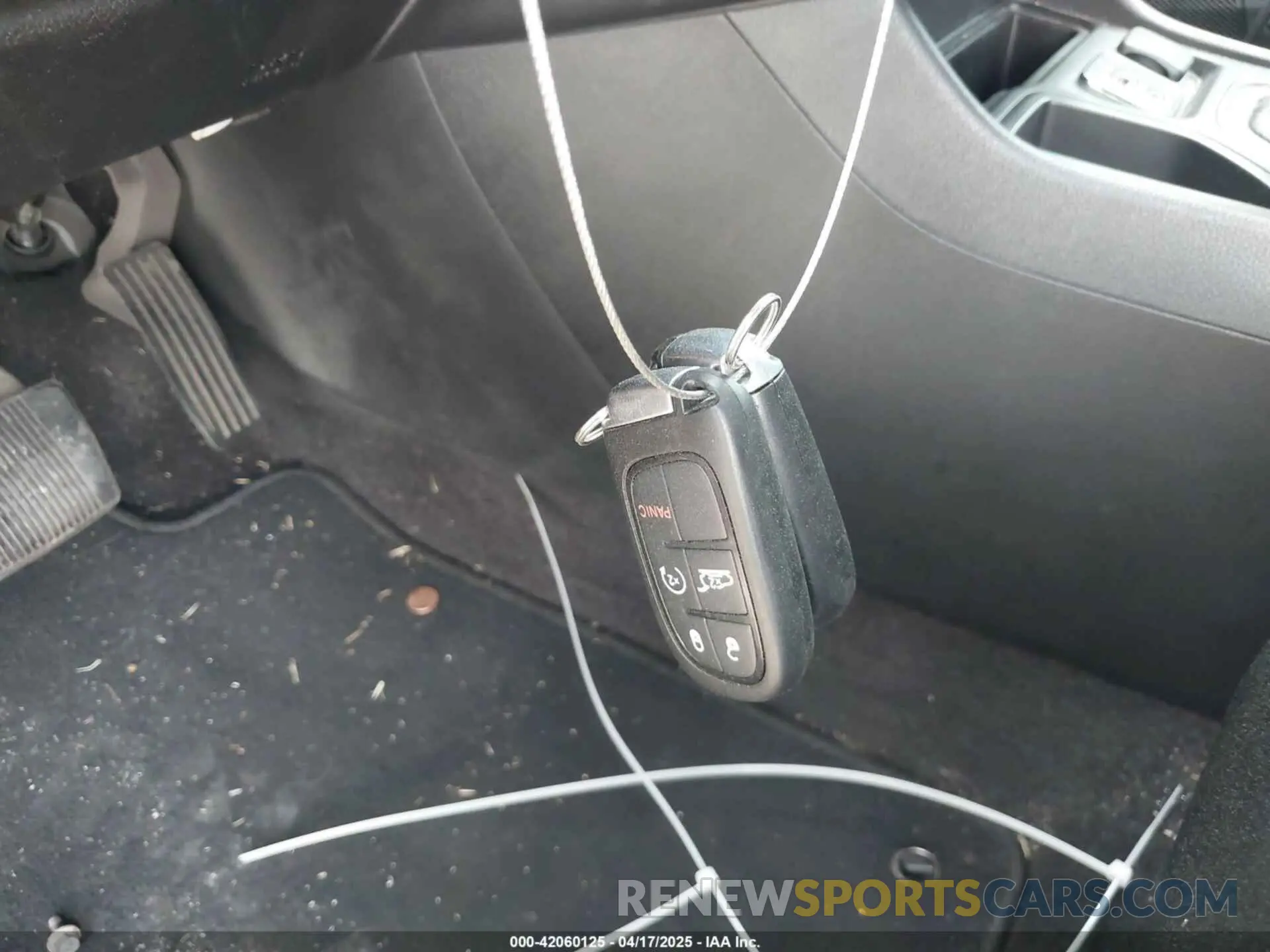 11 Photograph of a damaged car 1C4PJLLBXKD220221 JEEP CHEROKEE 2019