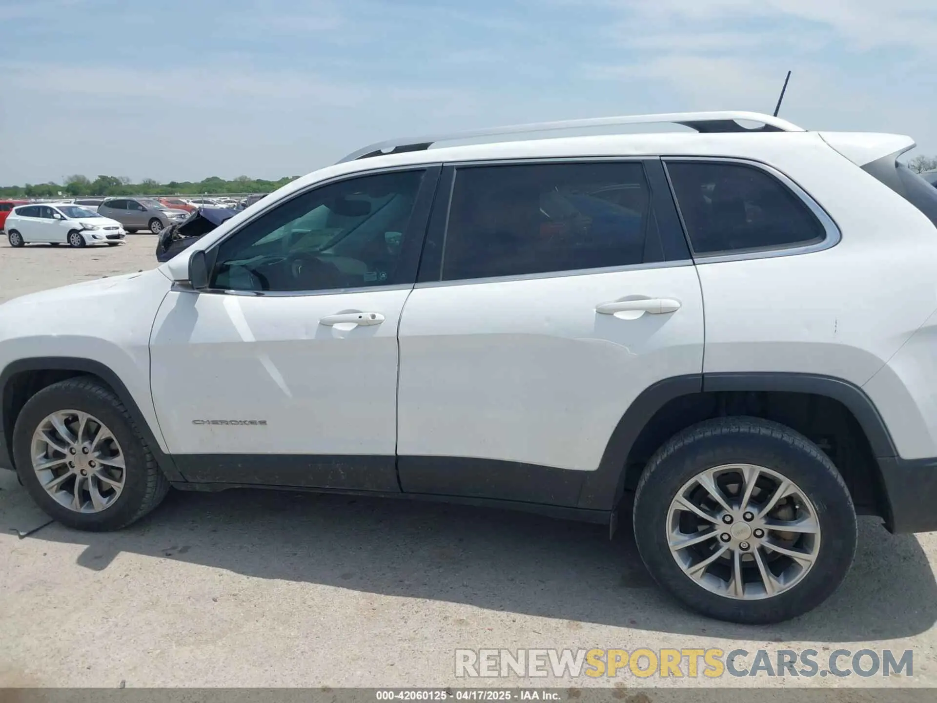 14 Photograph of a damaged car 1C4PJLLBXKD220221 JEEP CHEROKEE 2019