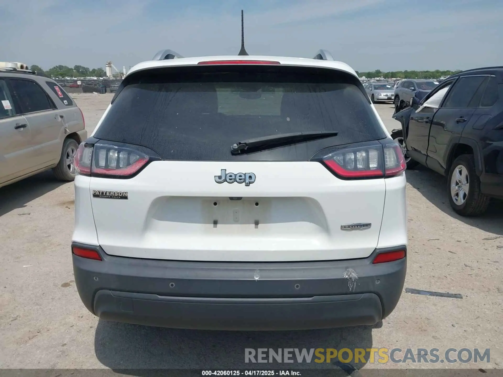 16 Photograph of a damaged car 1C4PJLLBXKD220221 JEEP CHEROKEE 2019