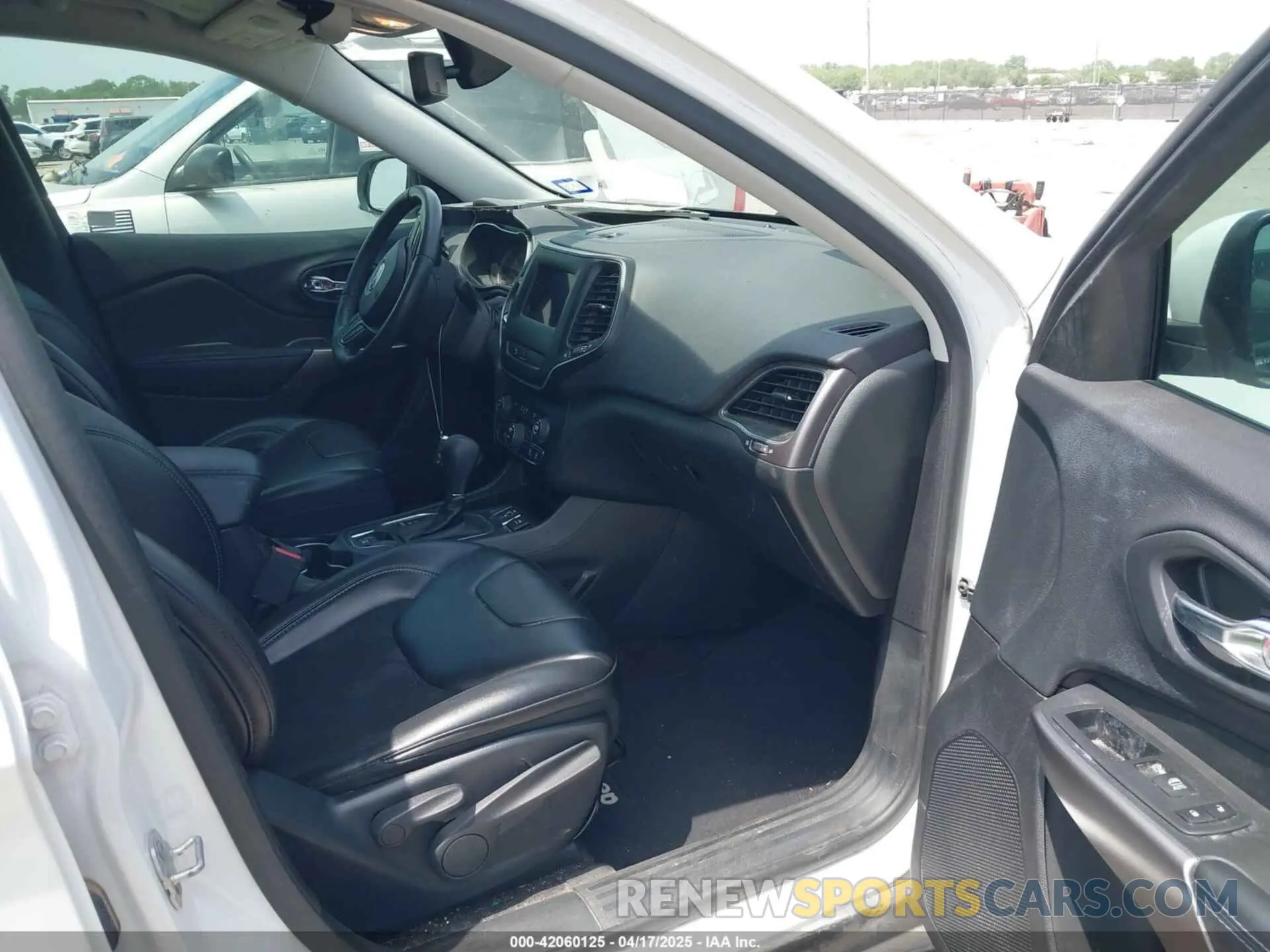 5 Photograph of a damaged car 1C4PJLLBXKD220221 JEEP CHEROKEE 2019