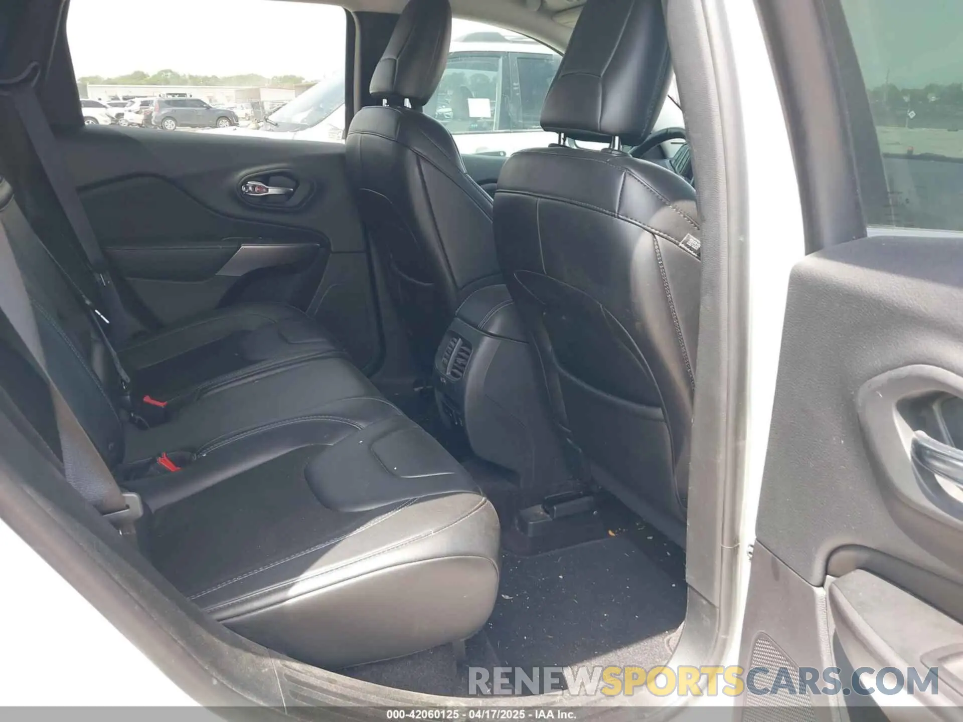 8 Photograph of a damaged car 1C4PJLLBXKD220221 JEEP CHEROKEE 2019