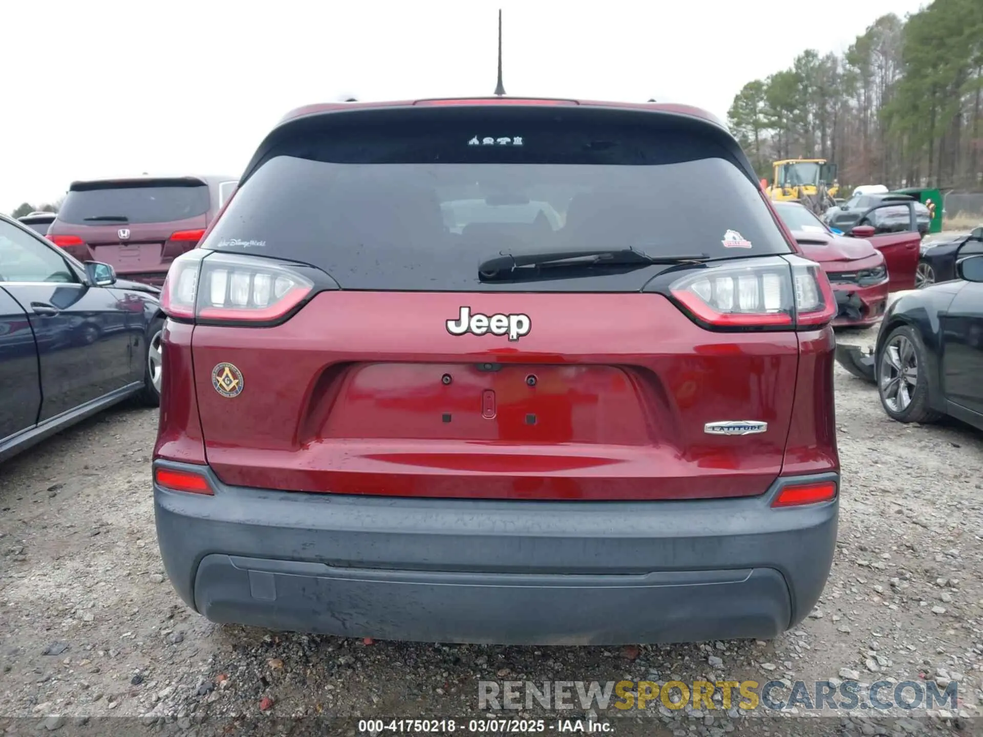 17 Photograph of a damaged car 1C4PJLLBXKD278488 JEEP CHEROKEE 2019