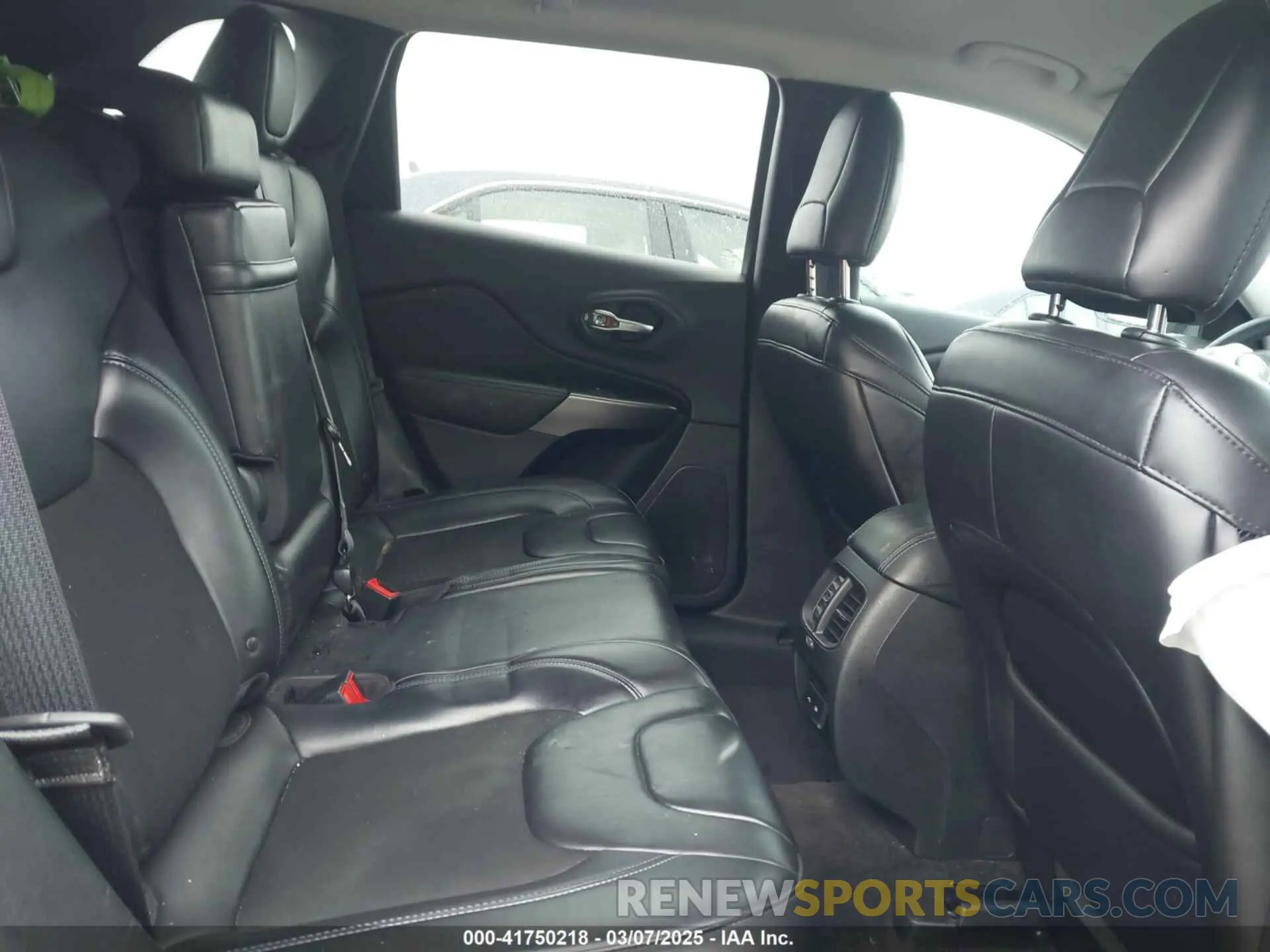 8 Photograph of a damaged car 1C4PJLLBXKD278488 JEEP CHEROKEE 2019