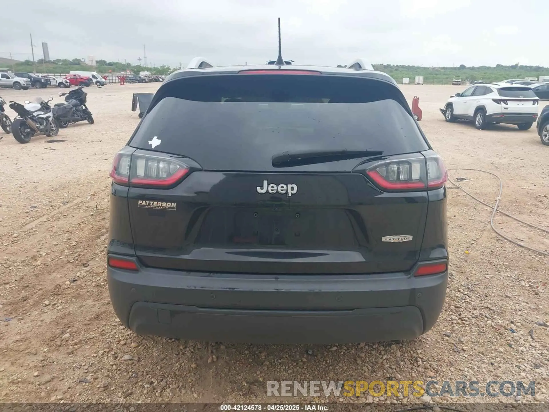 16 Photograph of a damaged car 1C4PJLLBXKD280354 JEEP CHEROKEE 2019