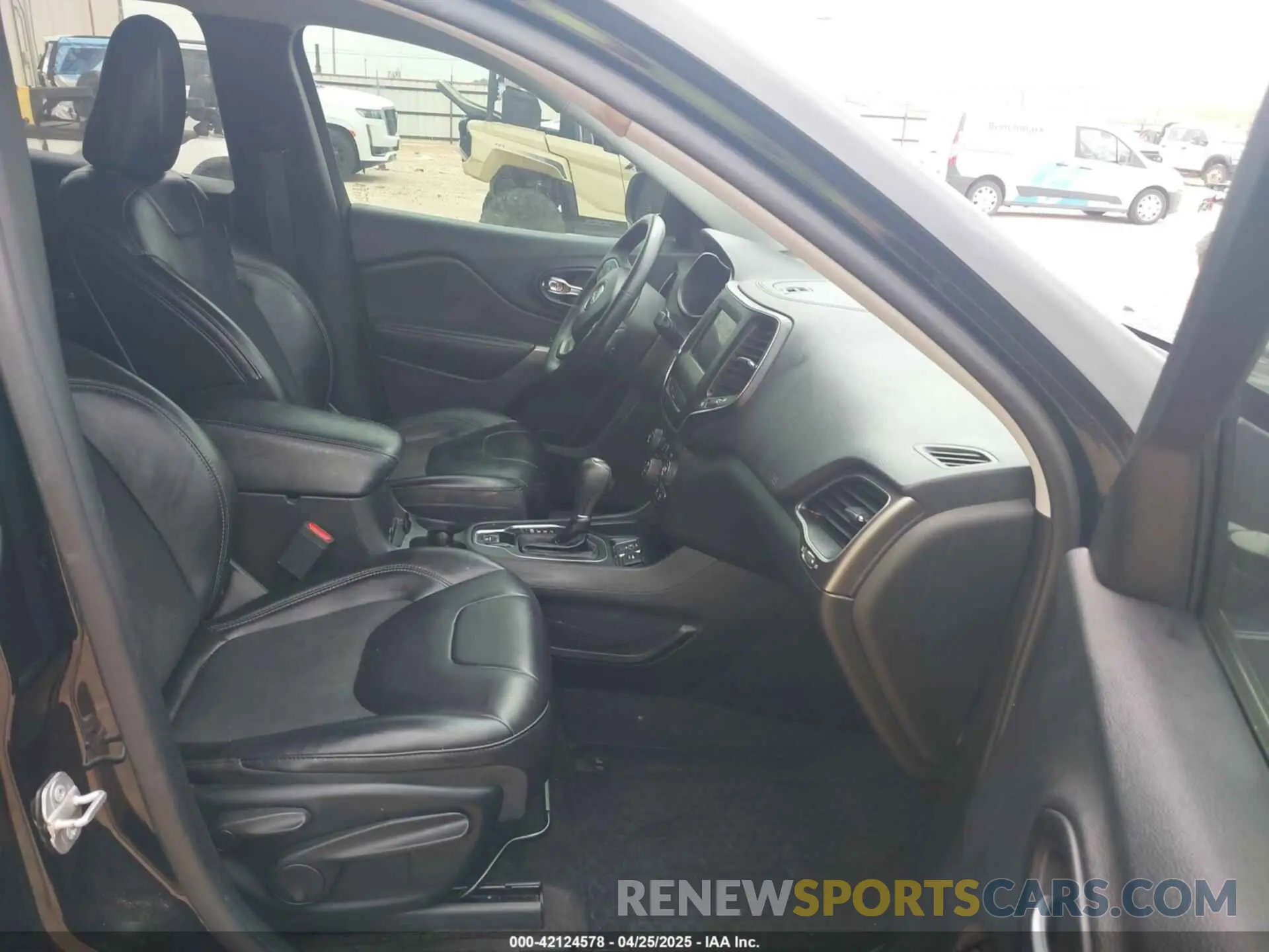 5 Photograph of a damaged car 1C4PJLLBXKD280354 JEEP CHEROKEE 2019