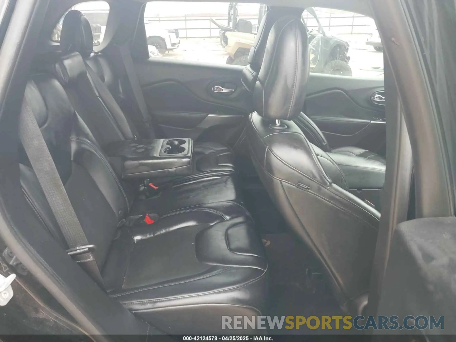 8 Photograph of a damaged car 1C4PJLLBXKD280354 JEEP CHEROKEE 2019