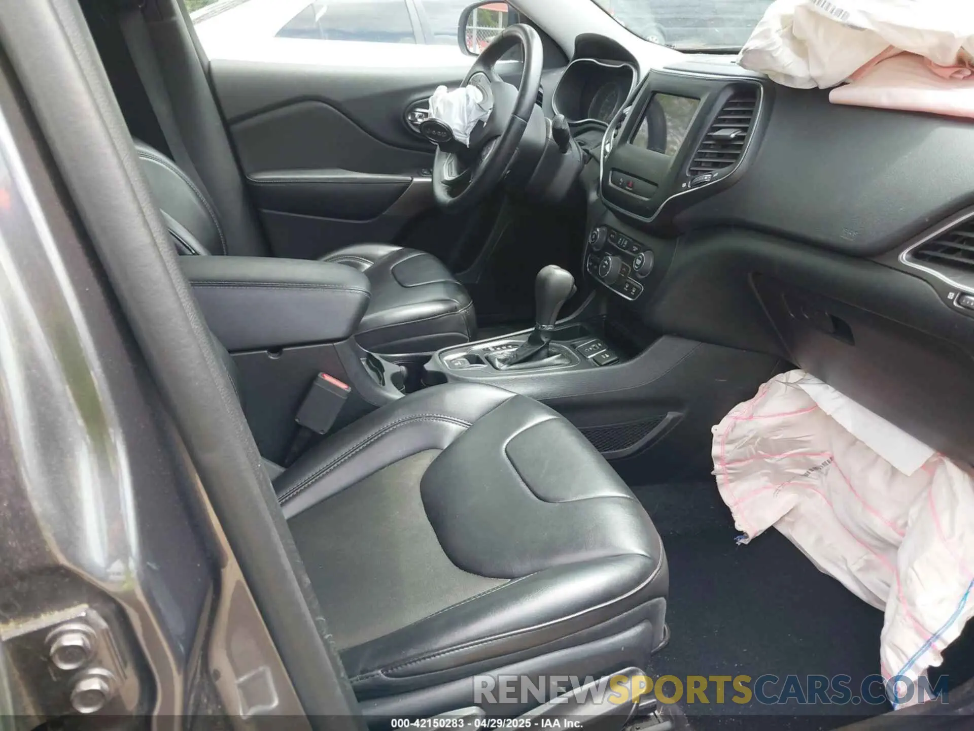 5 Photograph of a damaged car 1C4PJLLBXKD305219 JEEP CHEROKEE 2019
