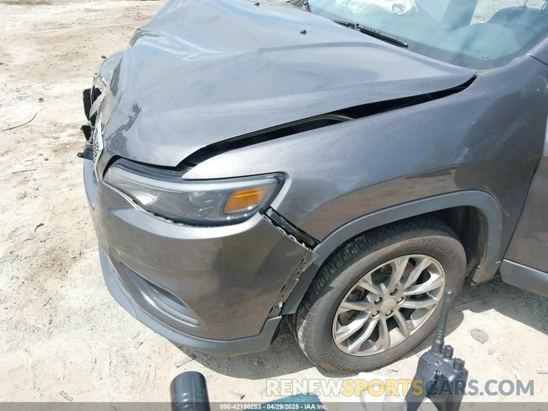 6 Photograph of a damaged car 1C4PJLLBXKD305219 JEEP CHEROKEE 2019