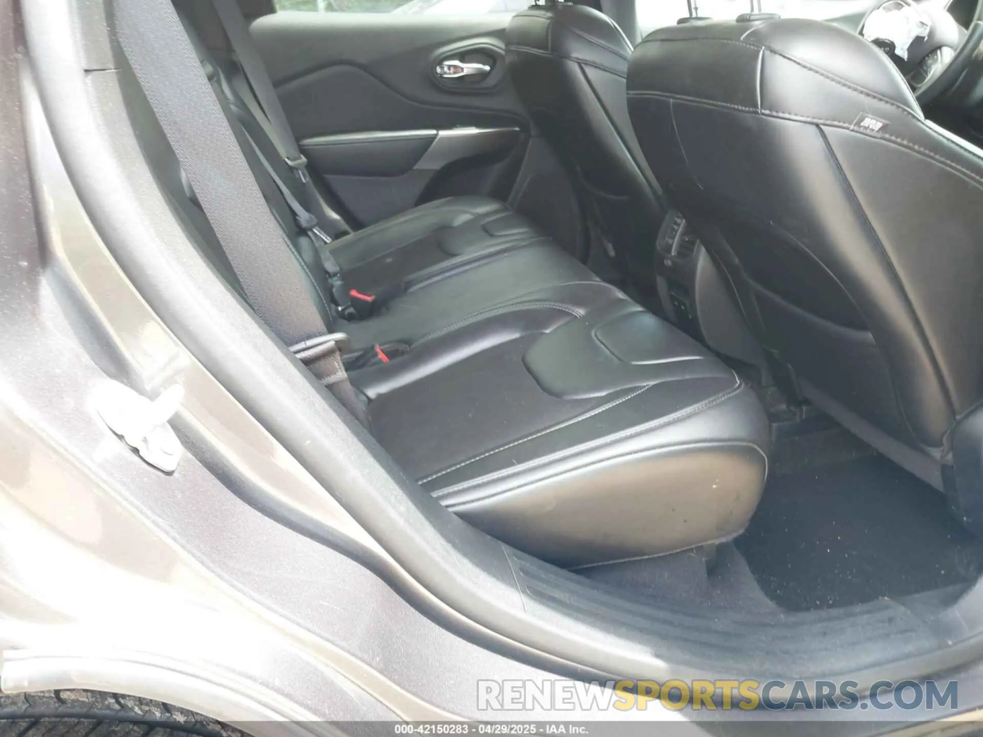 8 Photograph of a damaged car 1C4PJLLBXKD305219 JEEP CHEROKEE 2019