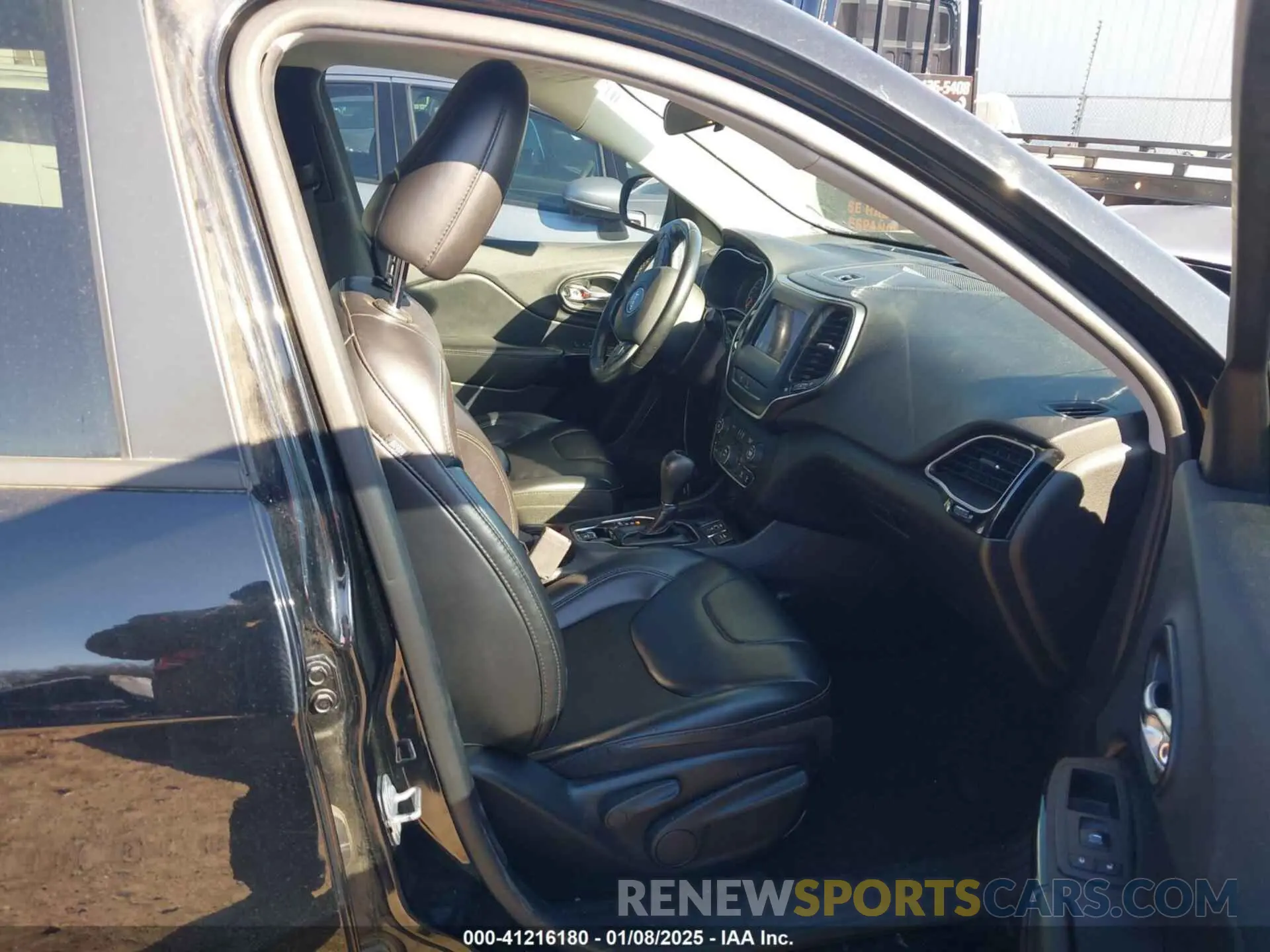 5 Photograph of a damaged car 1C4PJLLBXKD339287 JEEP CHEROKEE 2019