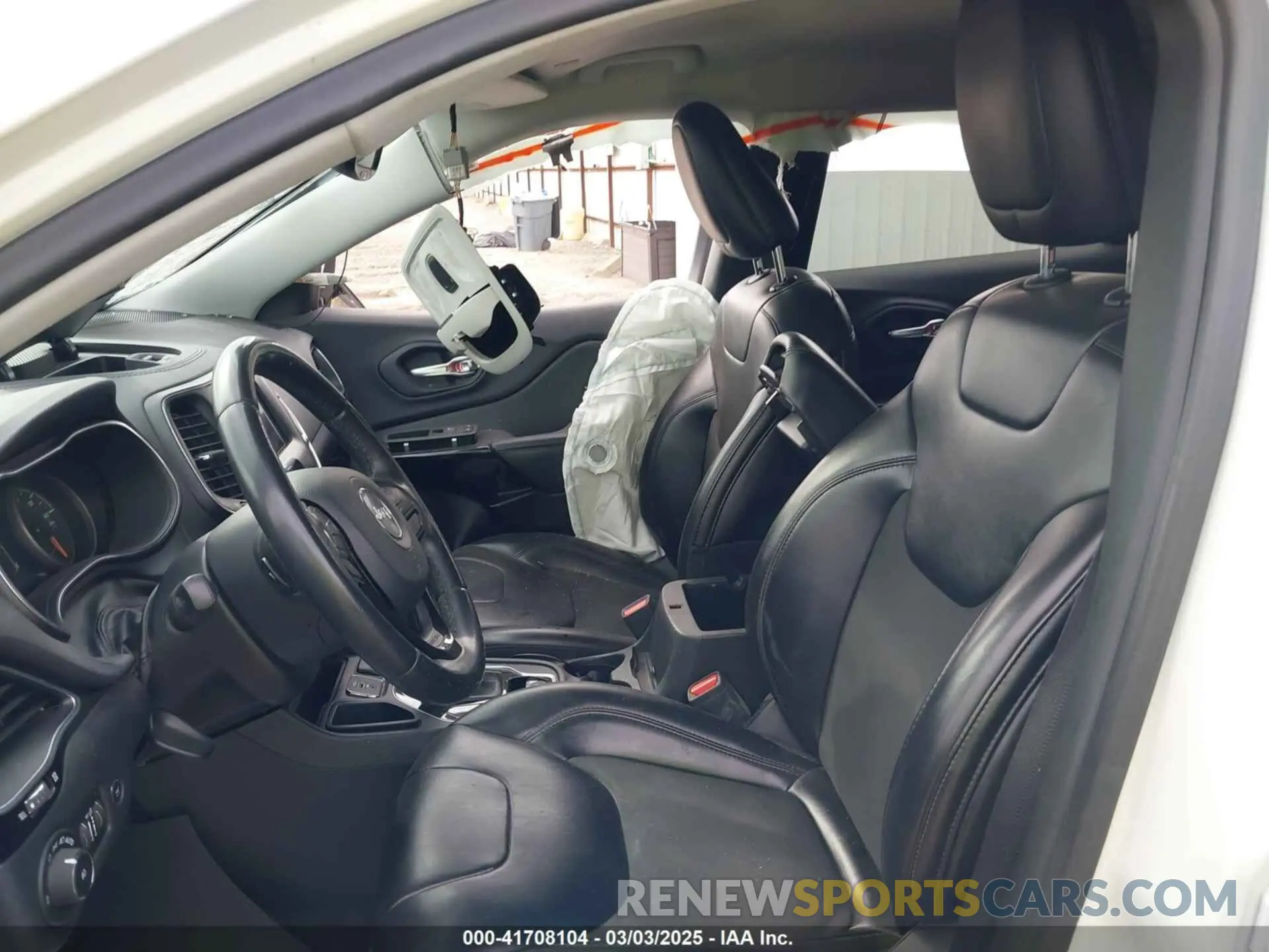 5 Photograph of a damaged car 1C4PJLLBXKD405322 JEEP CHEROKEE 2019