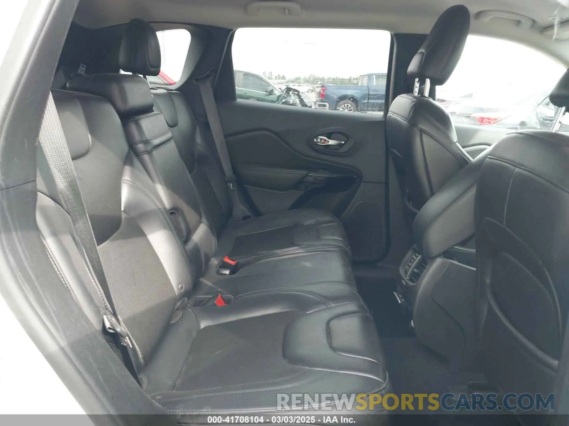 8 Photograph of a damaged car 1C4PJLLBXKD405322 JEEP CHEROKEE 2019
