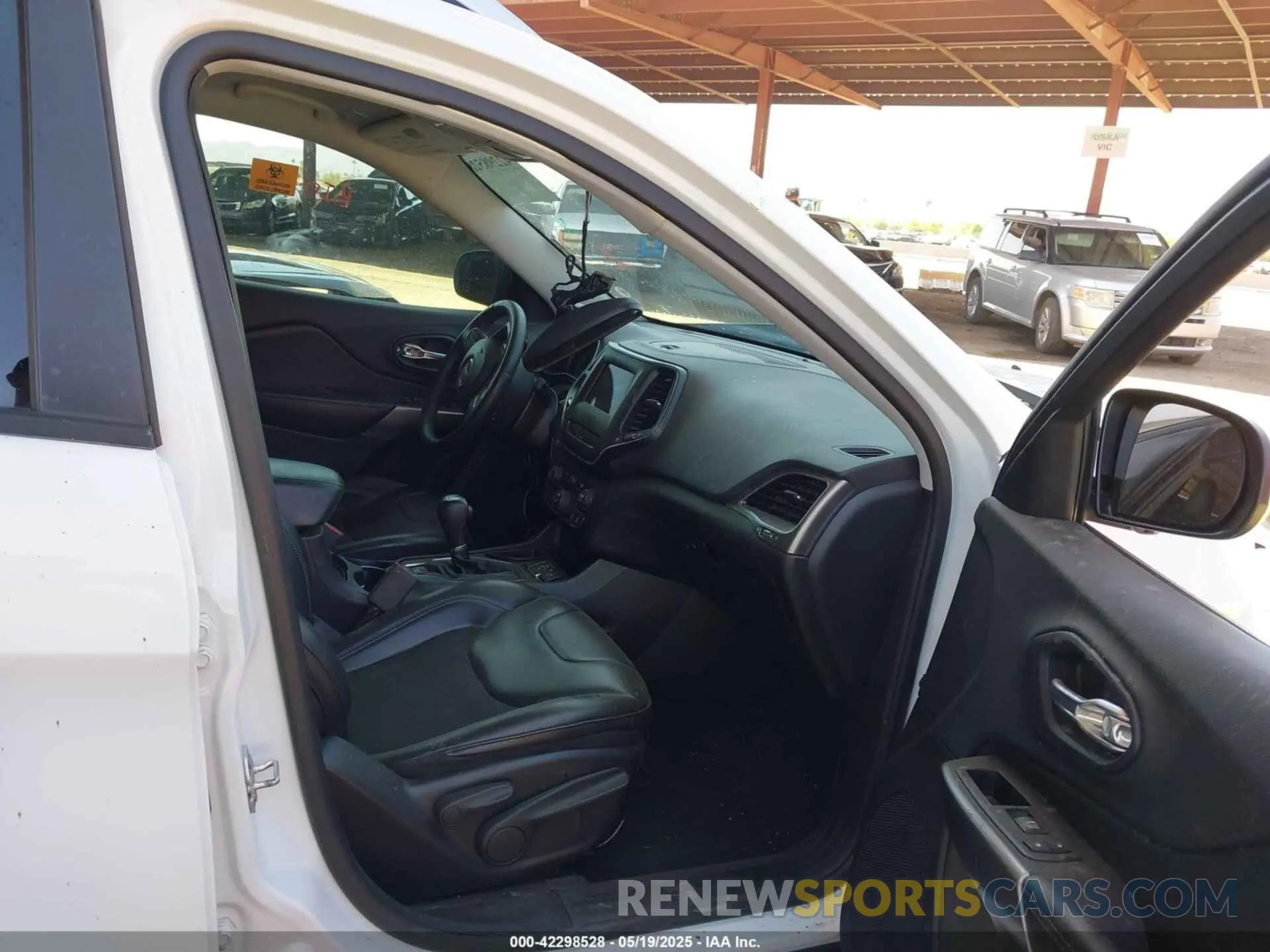 5 Photograph of a damaged car 1C4PJLLN9KD175492 JEEP CHEROKEE 2019
