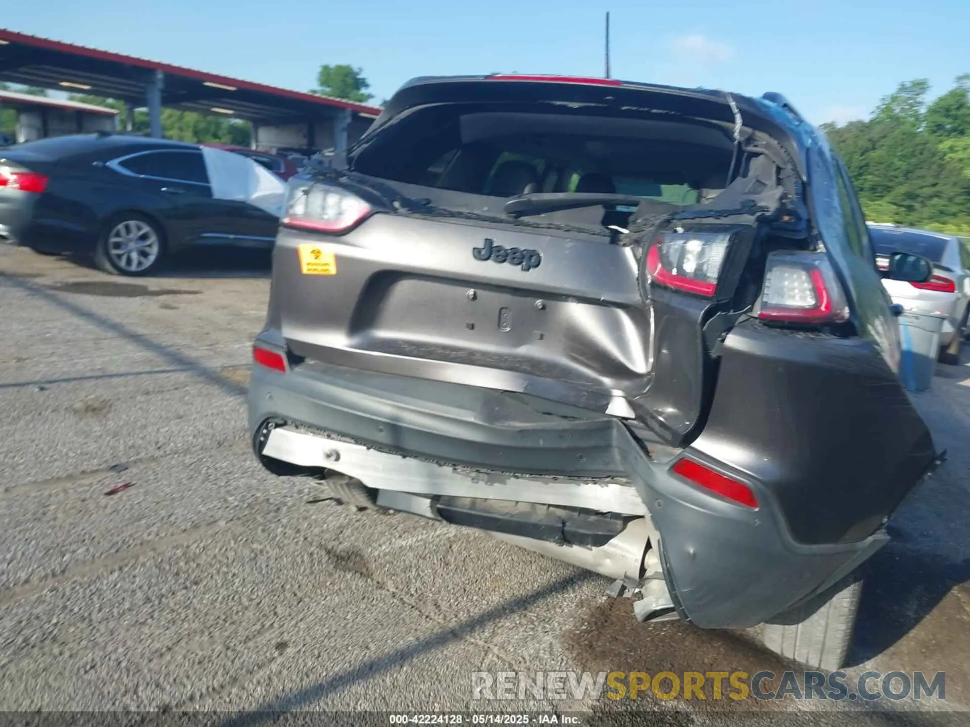 16 Photograph of a damaged car 1C4PJLLN9KD303312 JEEP CHEROKEE 2019