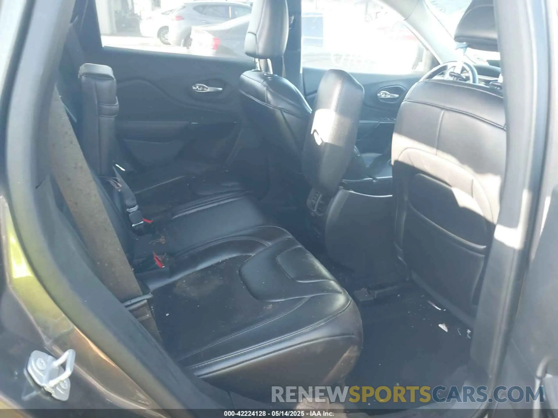 8 Photograph of a damaged car 1C4PJLLN9KD303312 JEEP CHEROKEE 2019