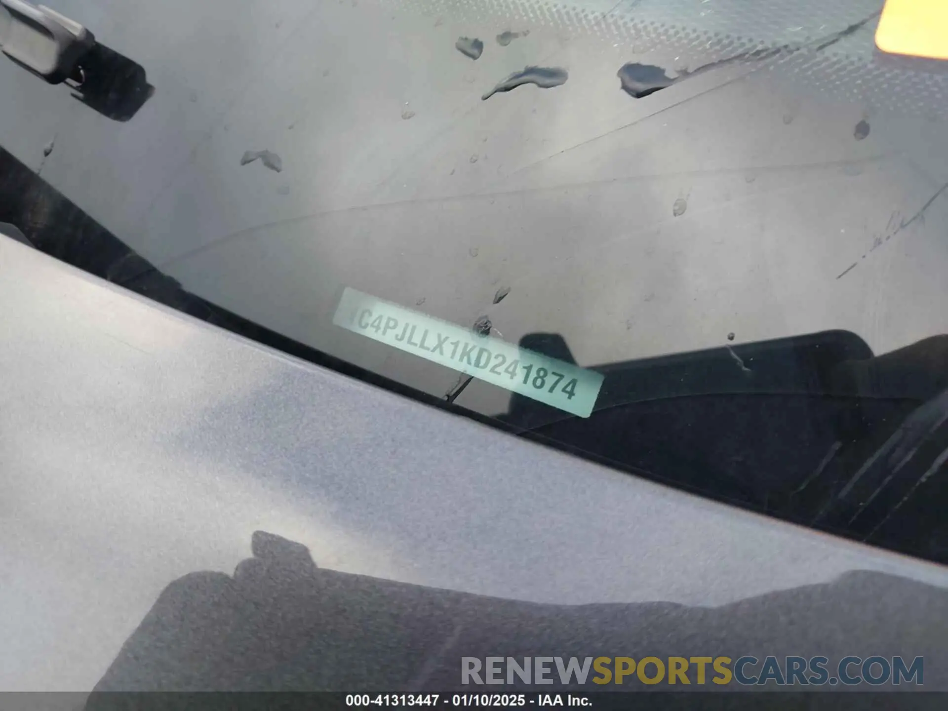 17 Photograph of a damaged car 1C4PJLLX1KD241874 JEEP CHEROKEE 2019
