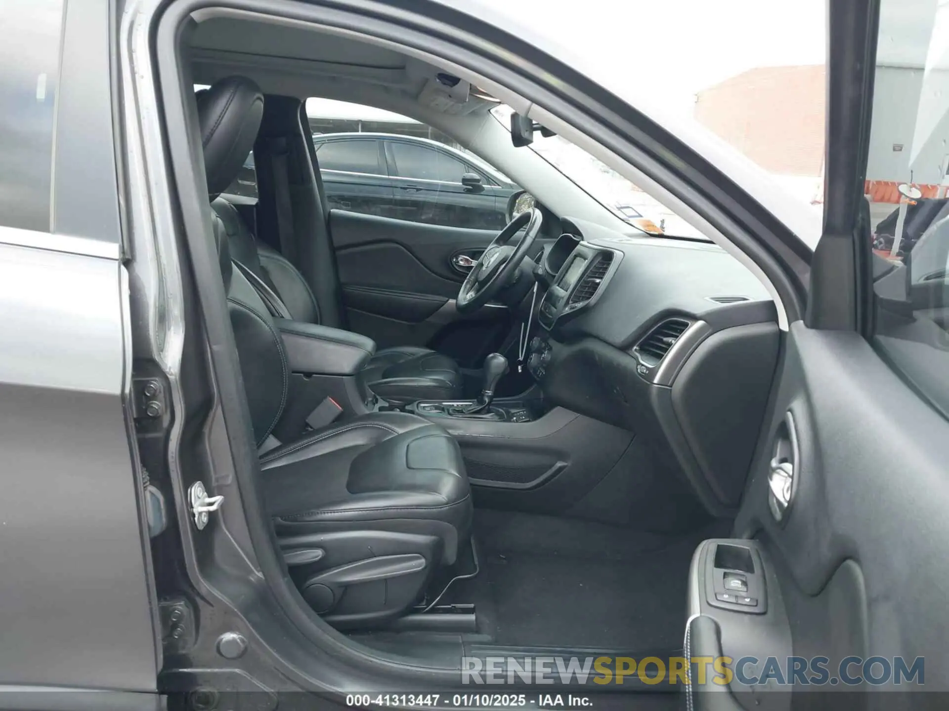5 Photograph of a damaged car 1C4PJLLX1KD241874 JEEP CHEROKEE 2019