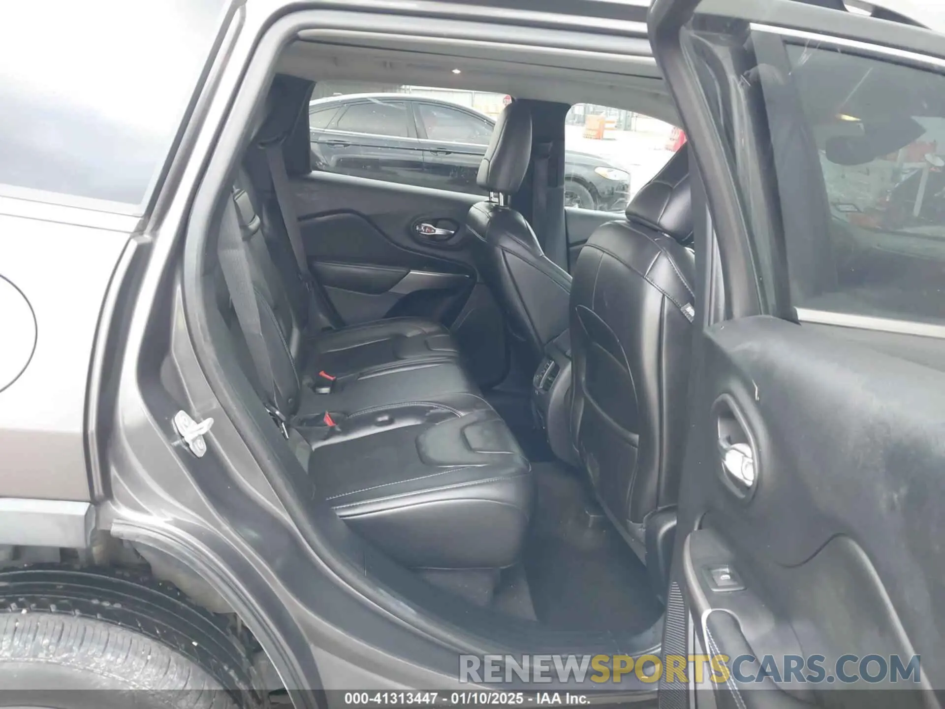 8 Photograph of a damaged car 1C4PJLLX1KD241874 JEEP CHEROKEE 2019