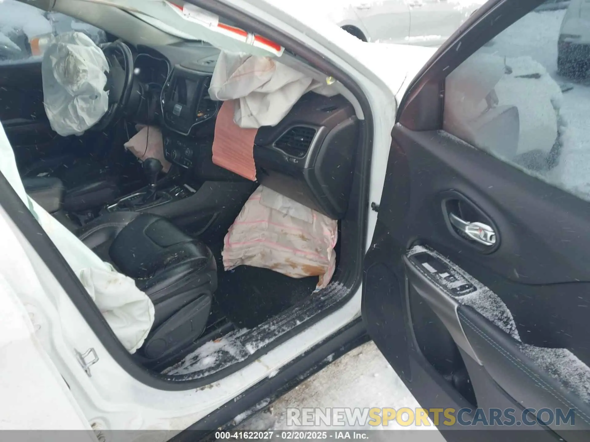5 Photograph of a damaged car 1C4PJLLX2KD486604 JEEP CHEROKEE 2019