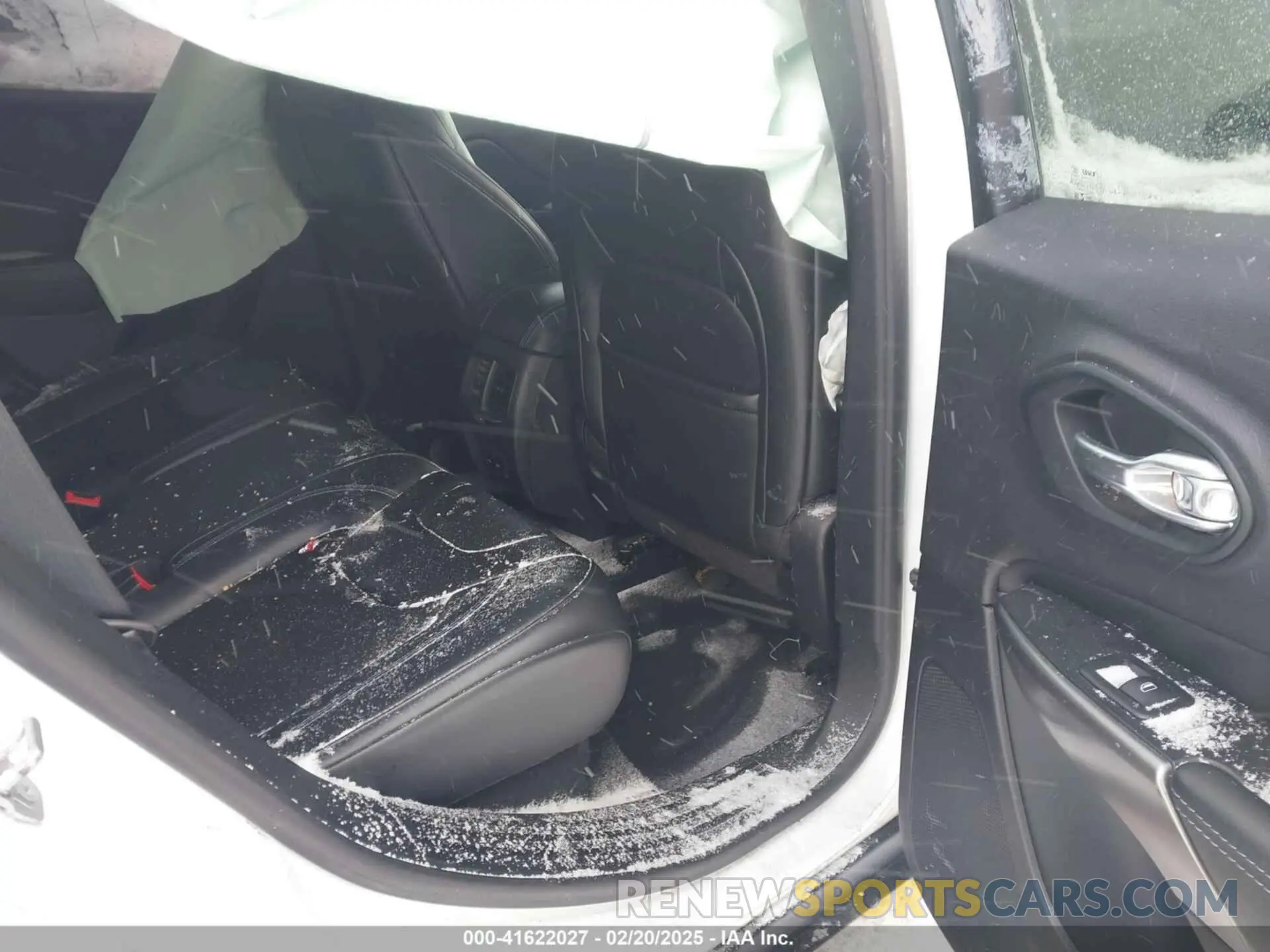 8 Photograph of a damaged car 1C4PJLLX2KD486604 JEEP CHEROKEE 2019