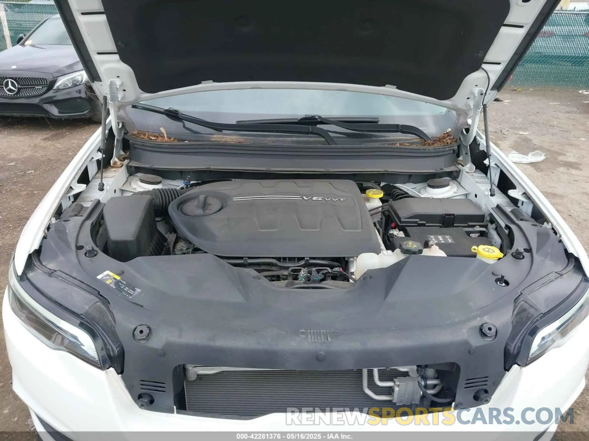 10 Photograph of a damaged car 1C4PJLLX8KD160404 JEEP CHEROKEE 2019