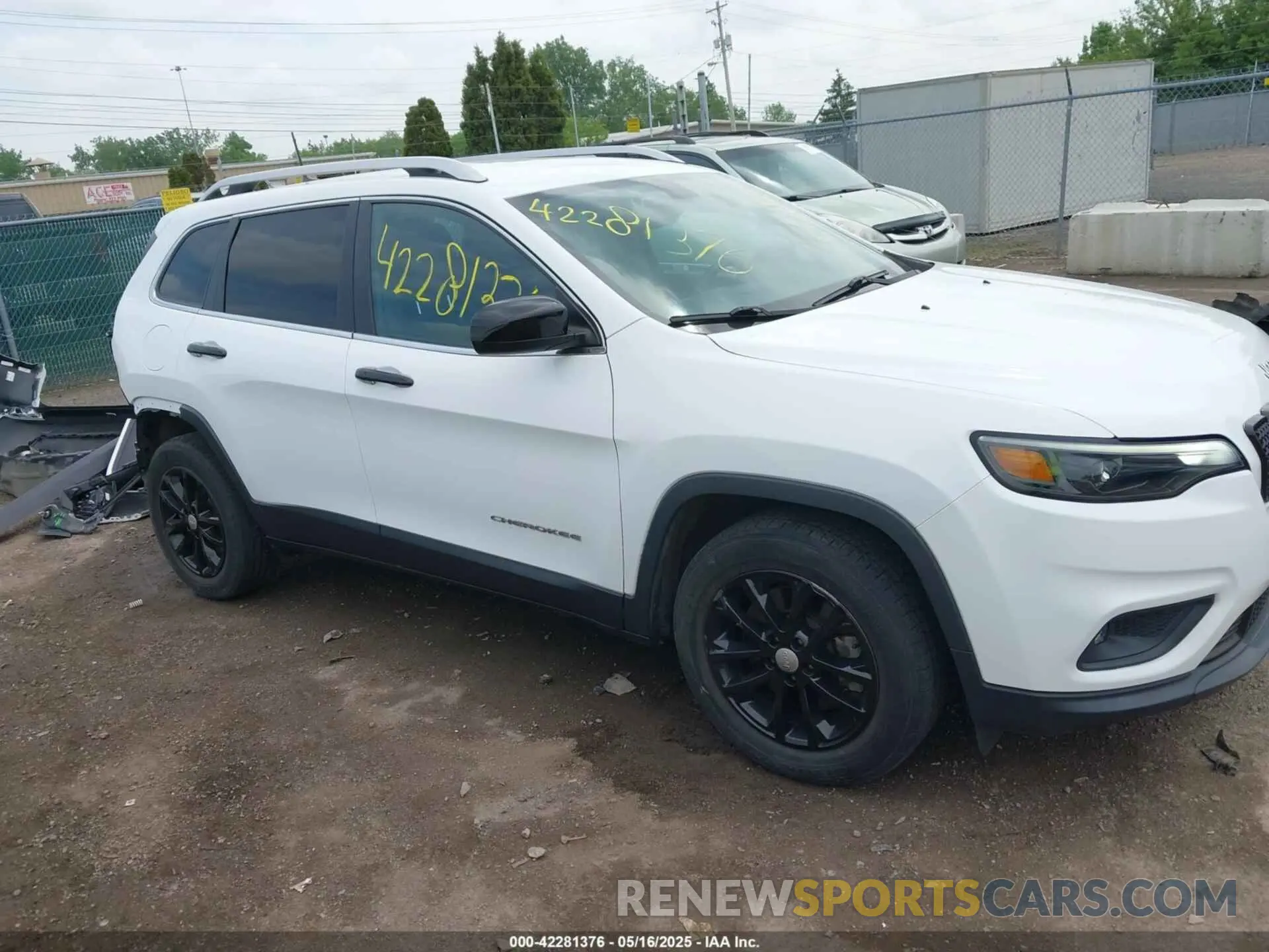 14 Photograph of a damaged car 1C4PJLLX8KD160404 JEEP CHEROKEE 2019