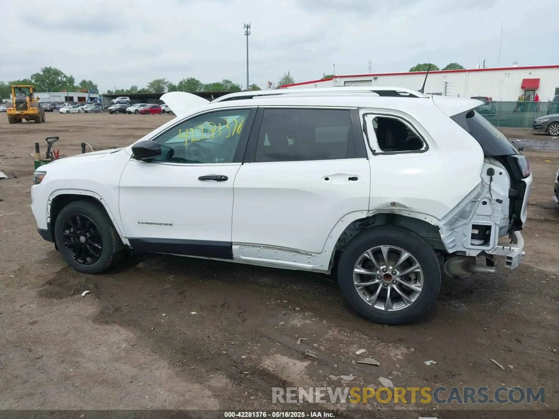 15 Photograph of a damaged car 1C4PJLLX8KD160404 JEEP CHEROKEE 2019