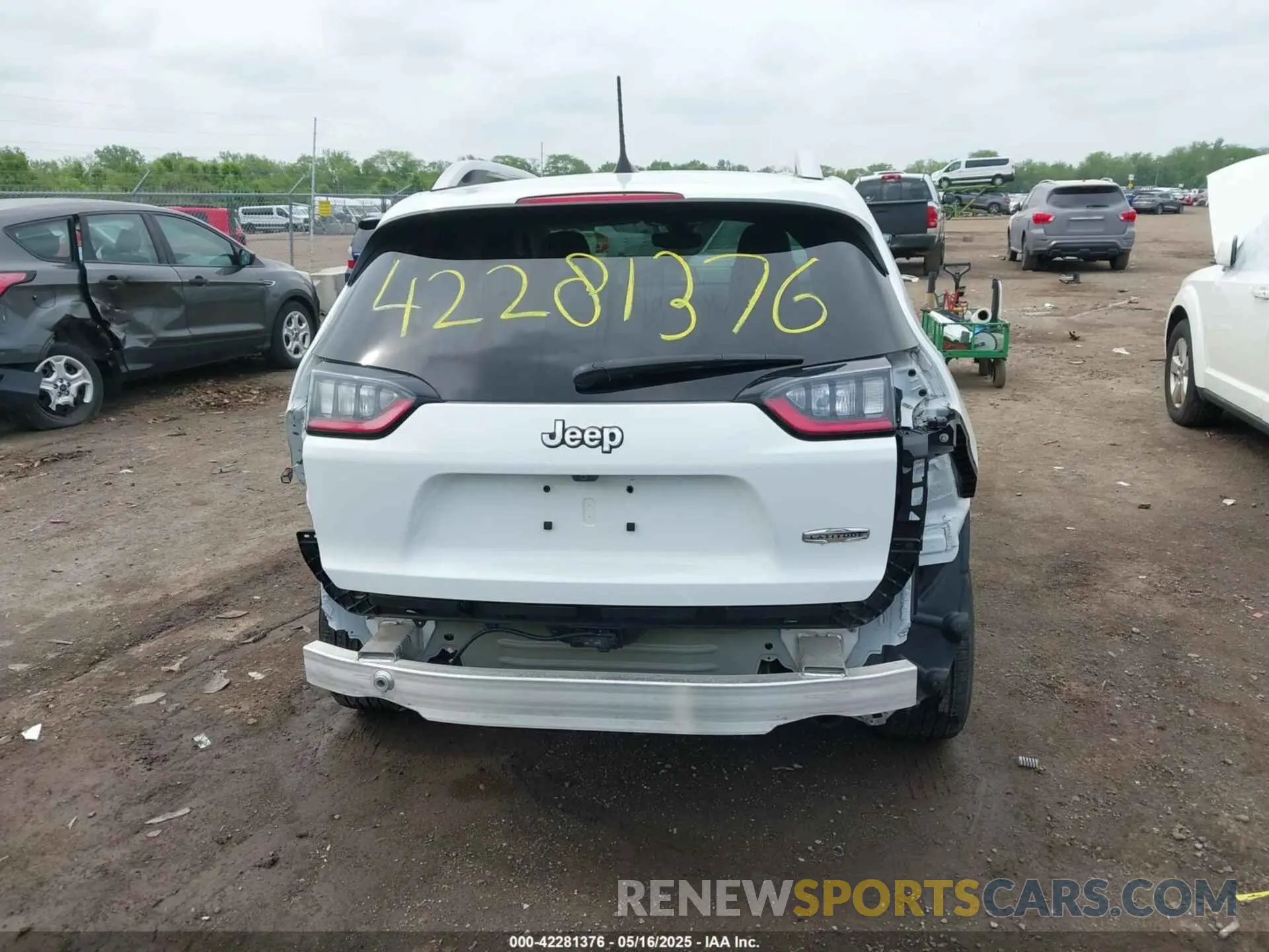17 Photograph of a damaged car 1C4PJLLX8KD160404 JEEP CHEROKEE 2019