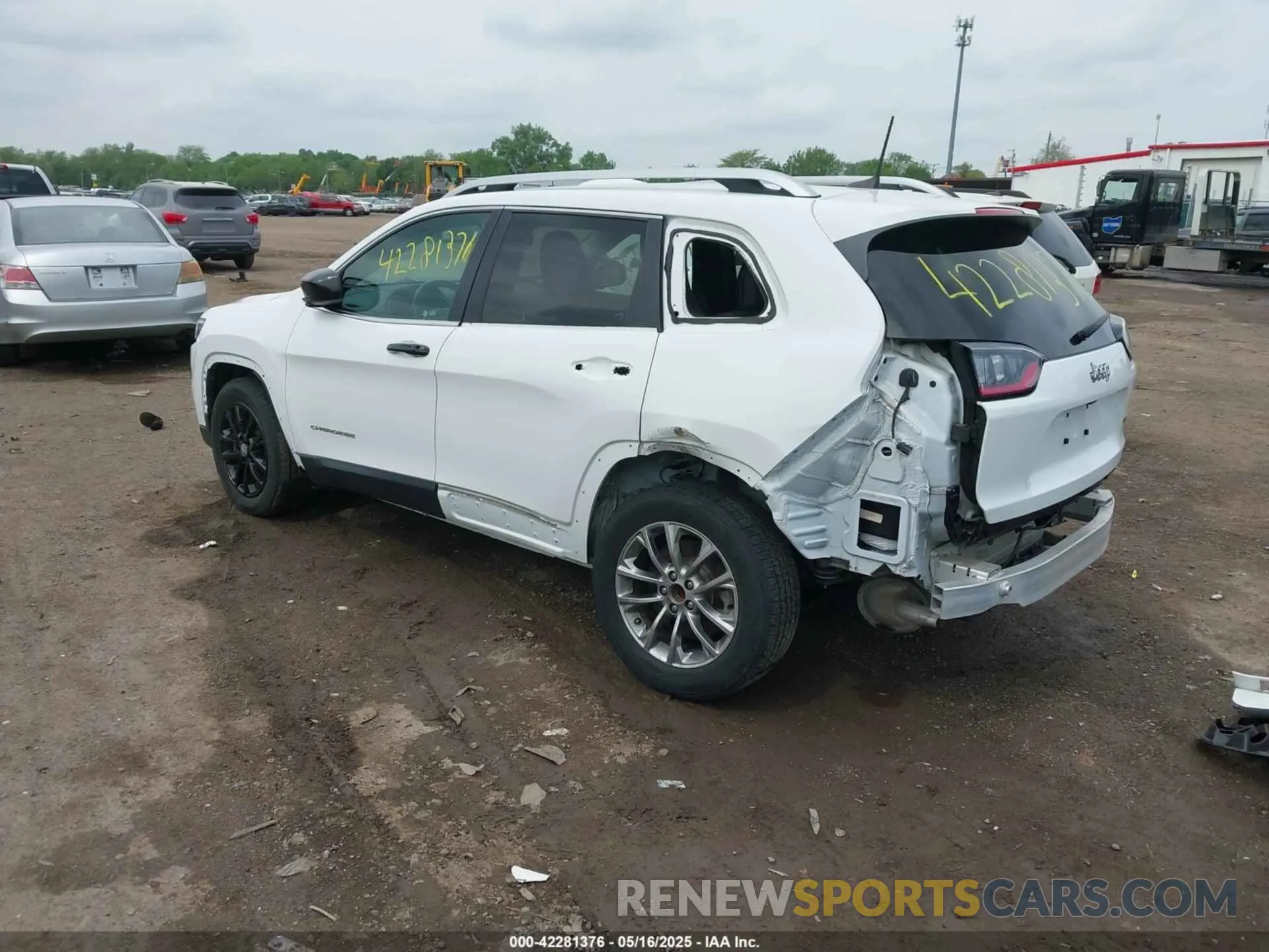 3 Photograph of a damaged car 1C4PJLLX8KD160404 JEEP CHEROKEE 2019