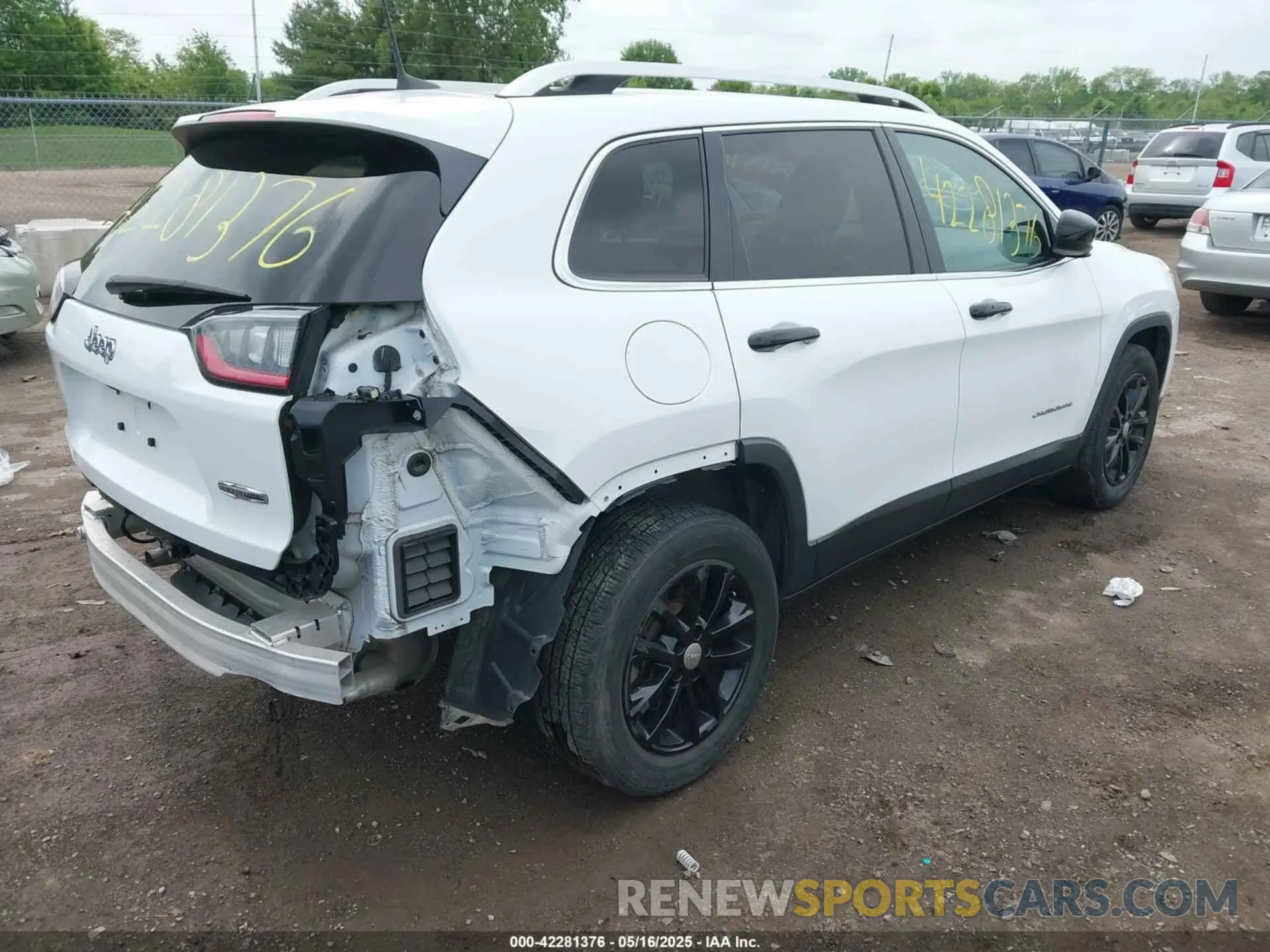 4 Photograph of a damaged car 1C4PJLLX8KD160404 JEEP CHEROKEE 2019