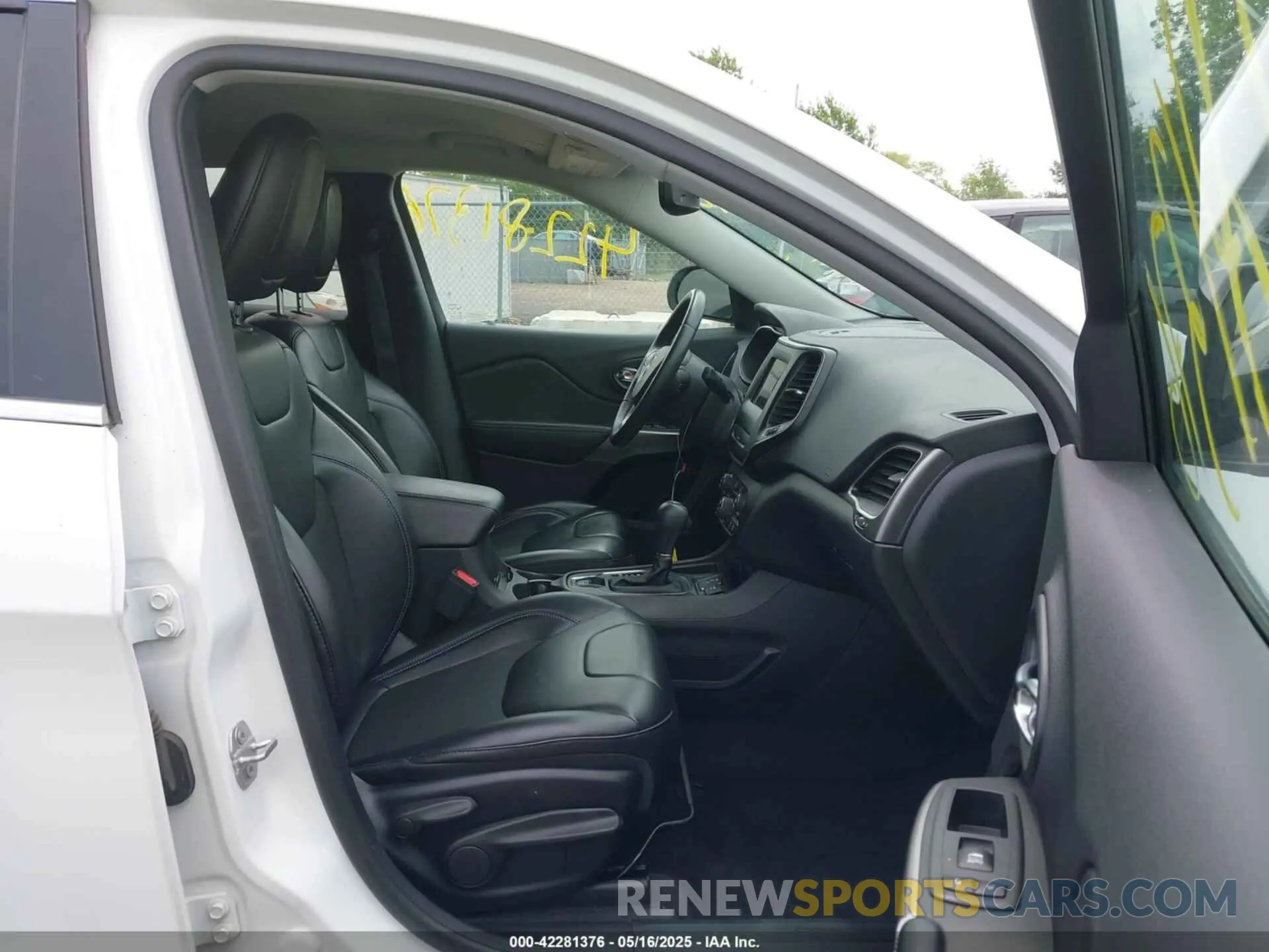 5 Photograph of a damaged car 1C4PJLLX8KD160404 JEEP CHEROKEE 2019