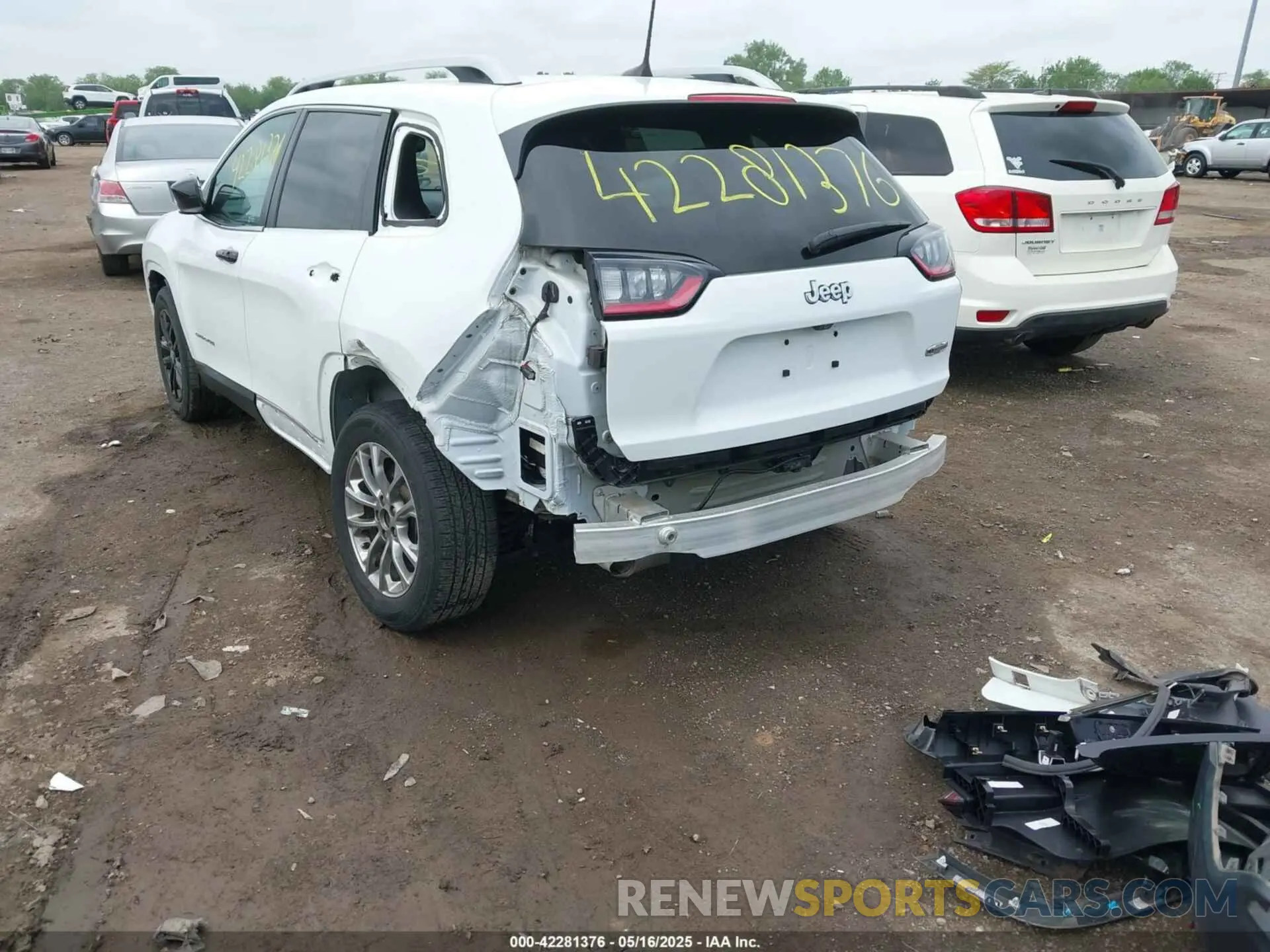 6 Photograph of a damaged car 1C4PJLLX8KD160404 JEEP CHEROKEE 2019