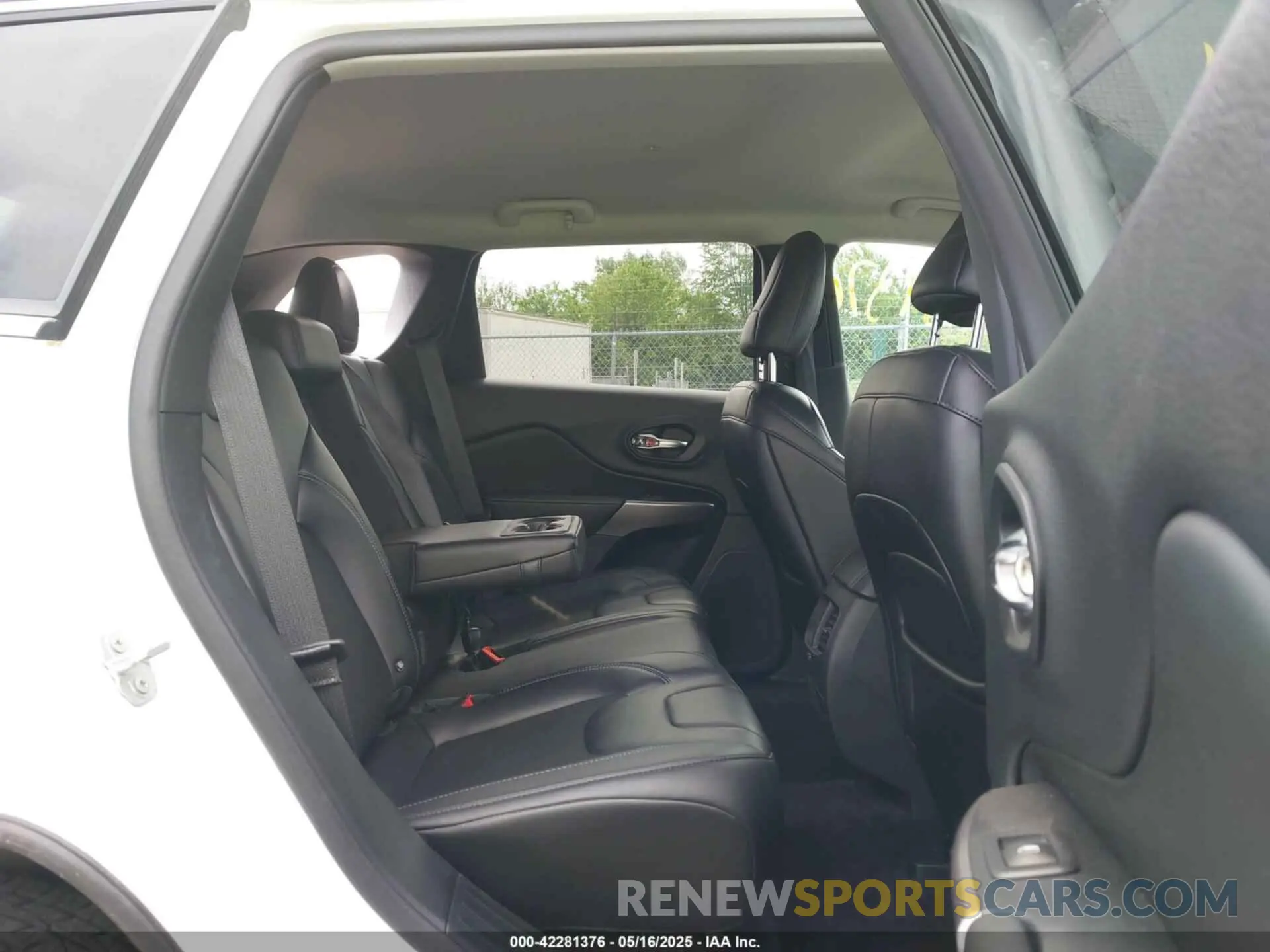 8 Photograph of a damaged car 1C4PJLLX8KD160404 JEEP CHEROKEE 2019