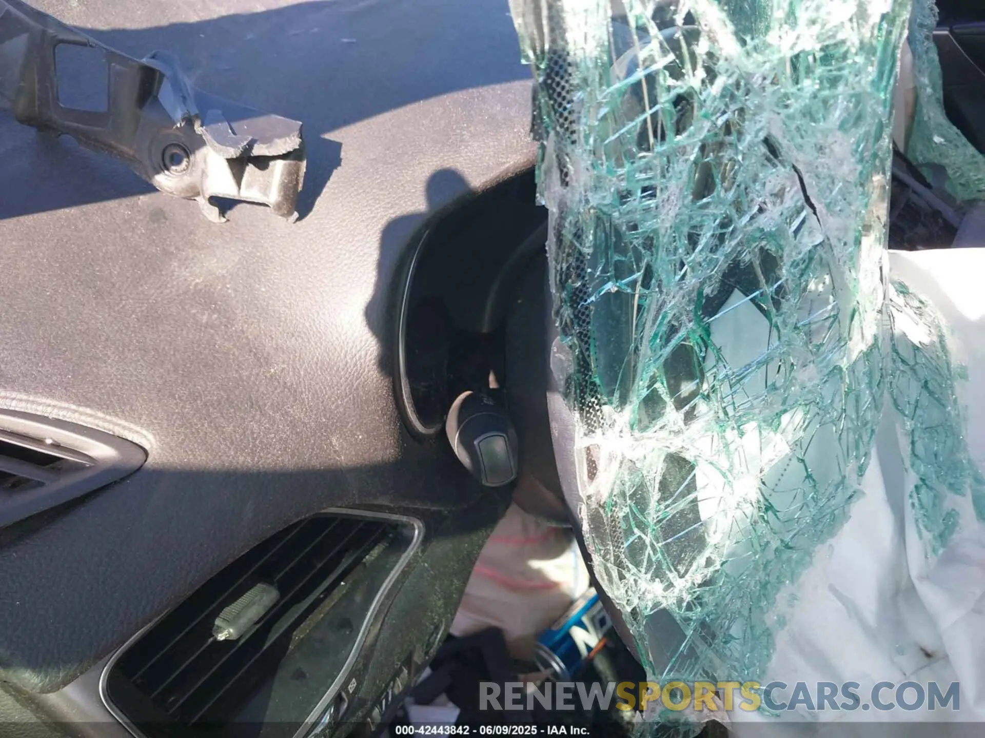 15 Photograph of a damaged car 1C4PJLLX8KD343253 JEEP CHEROKEE 2019